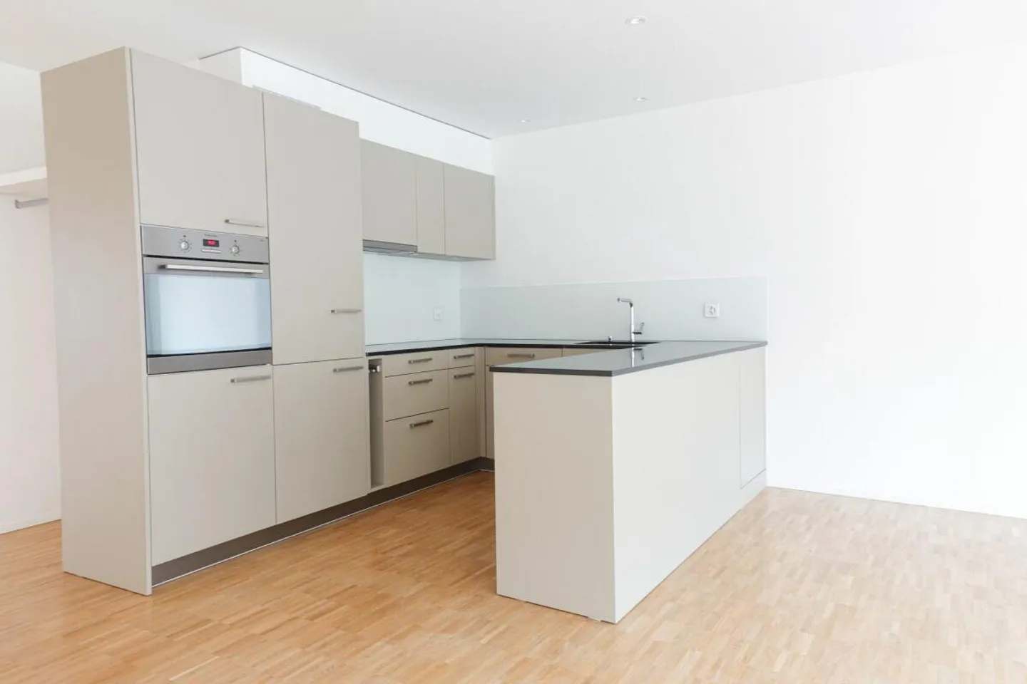 Garden apartment with seating area - Photo 3 of 7