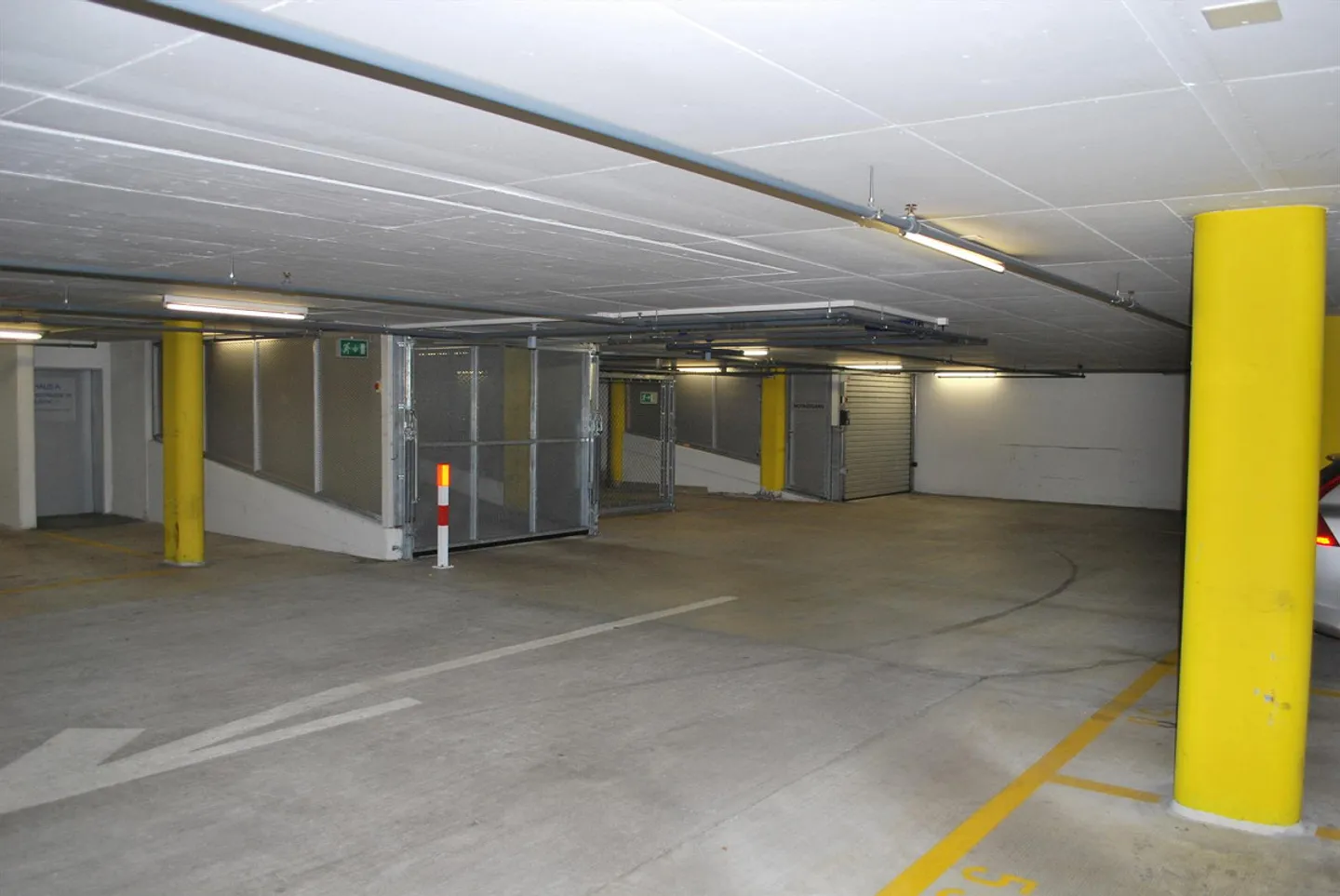 Posti auto centrali in livelli di parcheggio privati... - Foto 3 di 5