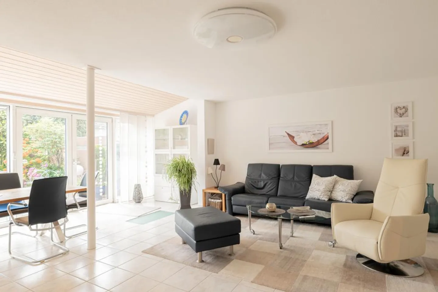 A House Full of Advantages - Comfort and Space to Enjoy - Photo 3 of 8