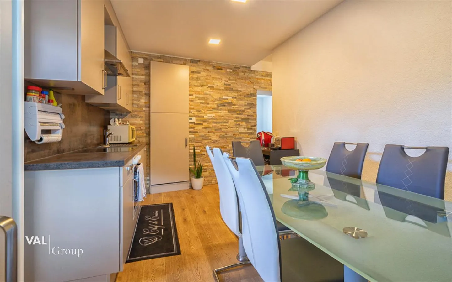 Modernized 3.5-room apartment in the heart of Glis - Photo 2 of 13