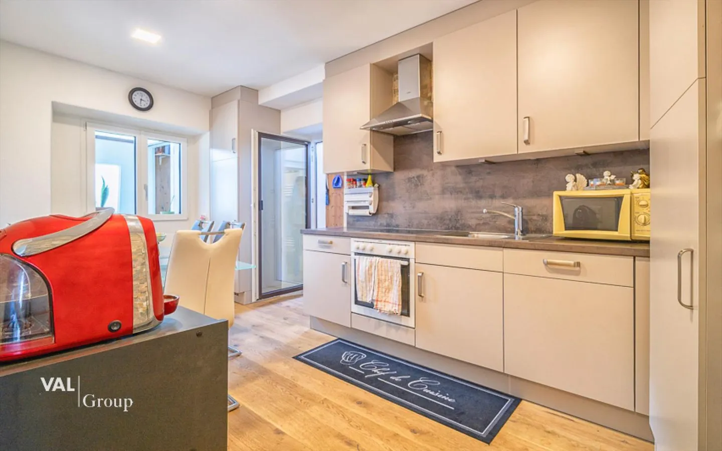 Modernized 3.5-room apartment in the heart of Glis - Photo 3 of 13