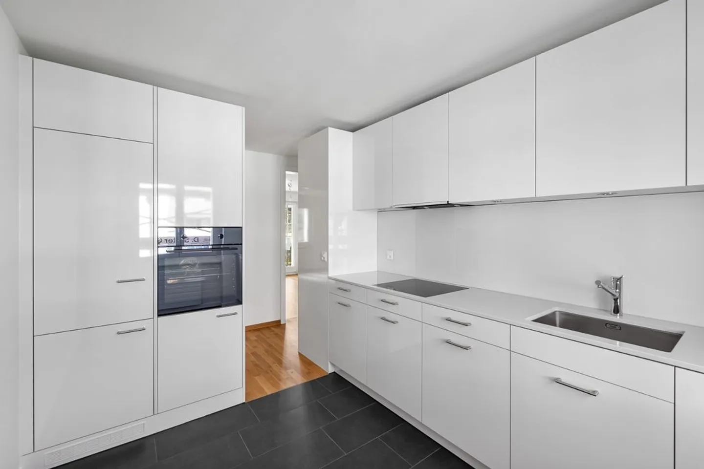 Appartamento 3 locali appena ristrutturato in una proprietà tranquilla - Foto 2 di 10