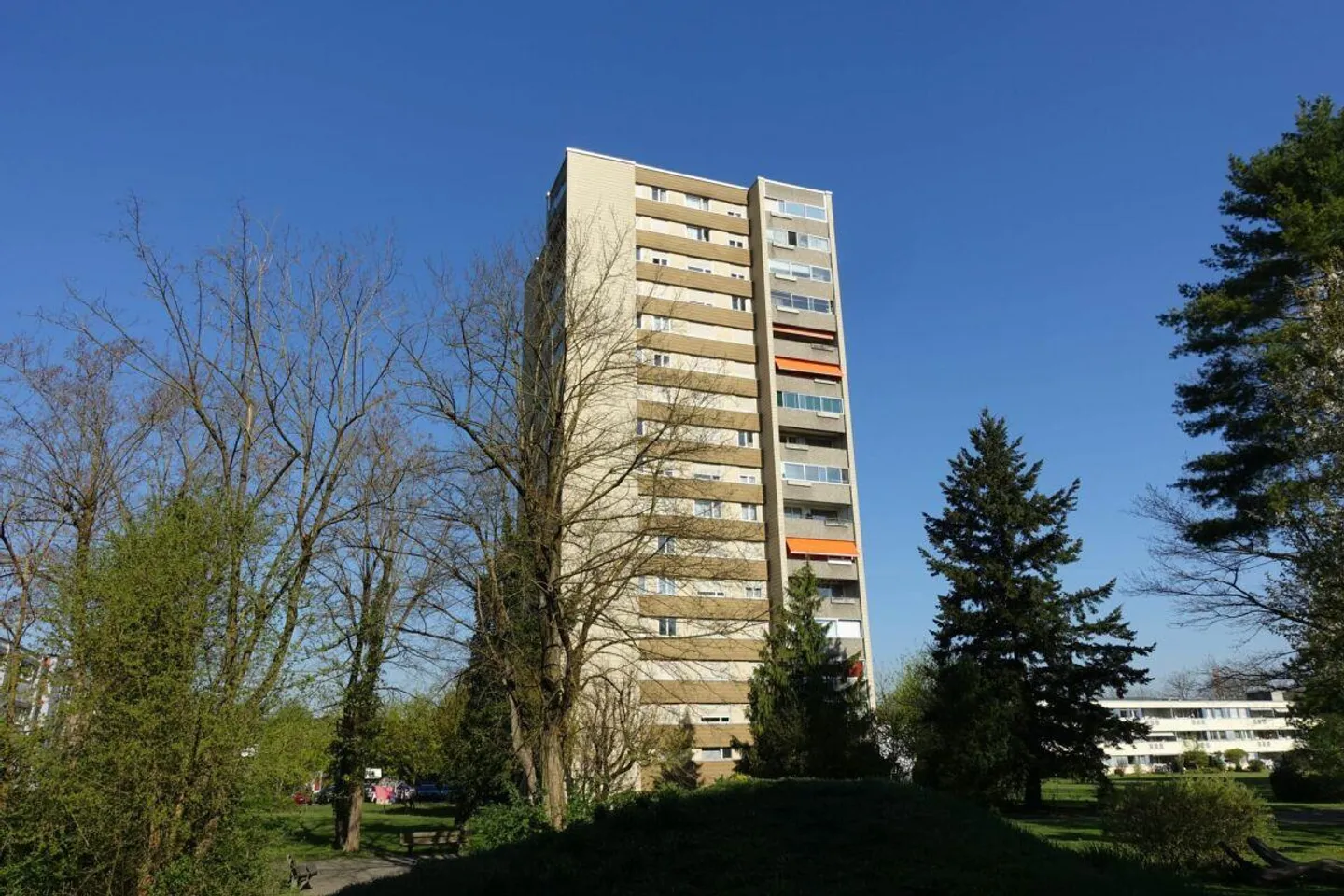 Au-dessus des toits de Windisch : Appartement rénové de 2,5 pièces au 15ème étage - Photo 1 sur 14