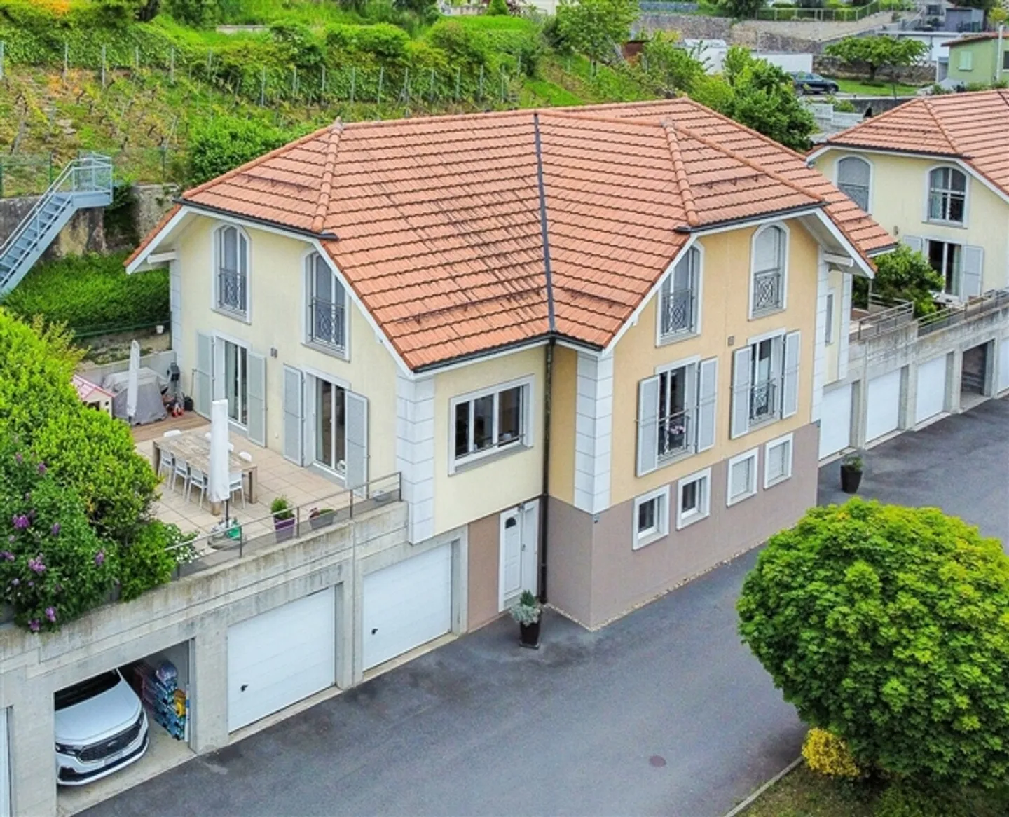 Casa bifamiliare con 5,5 stanze, garage, 2 terrazze e vigneti - Foto 1 di 20