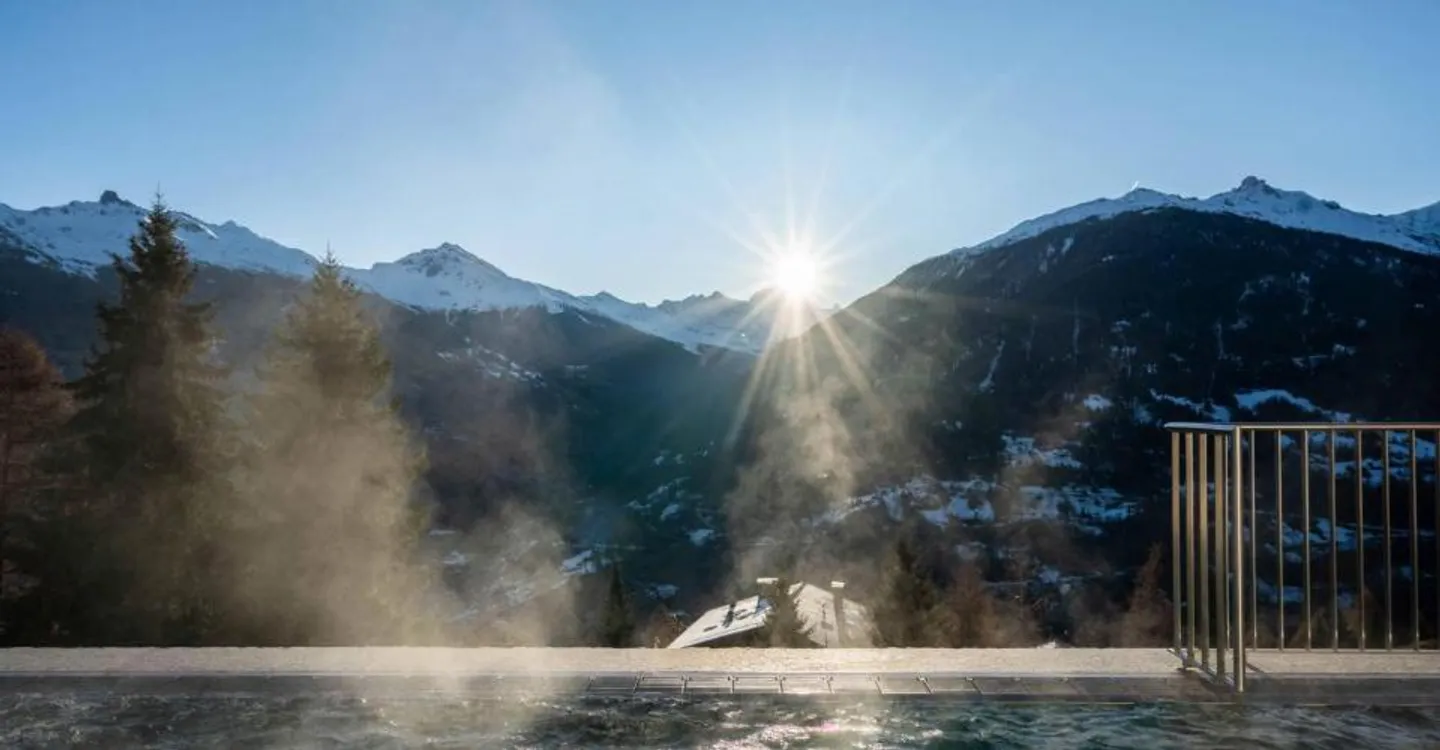 Magnificent 4.5-room ski in/out in hotel residence - Photo 1 of 12