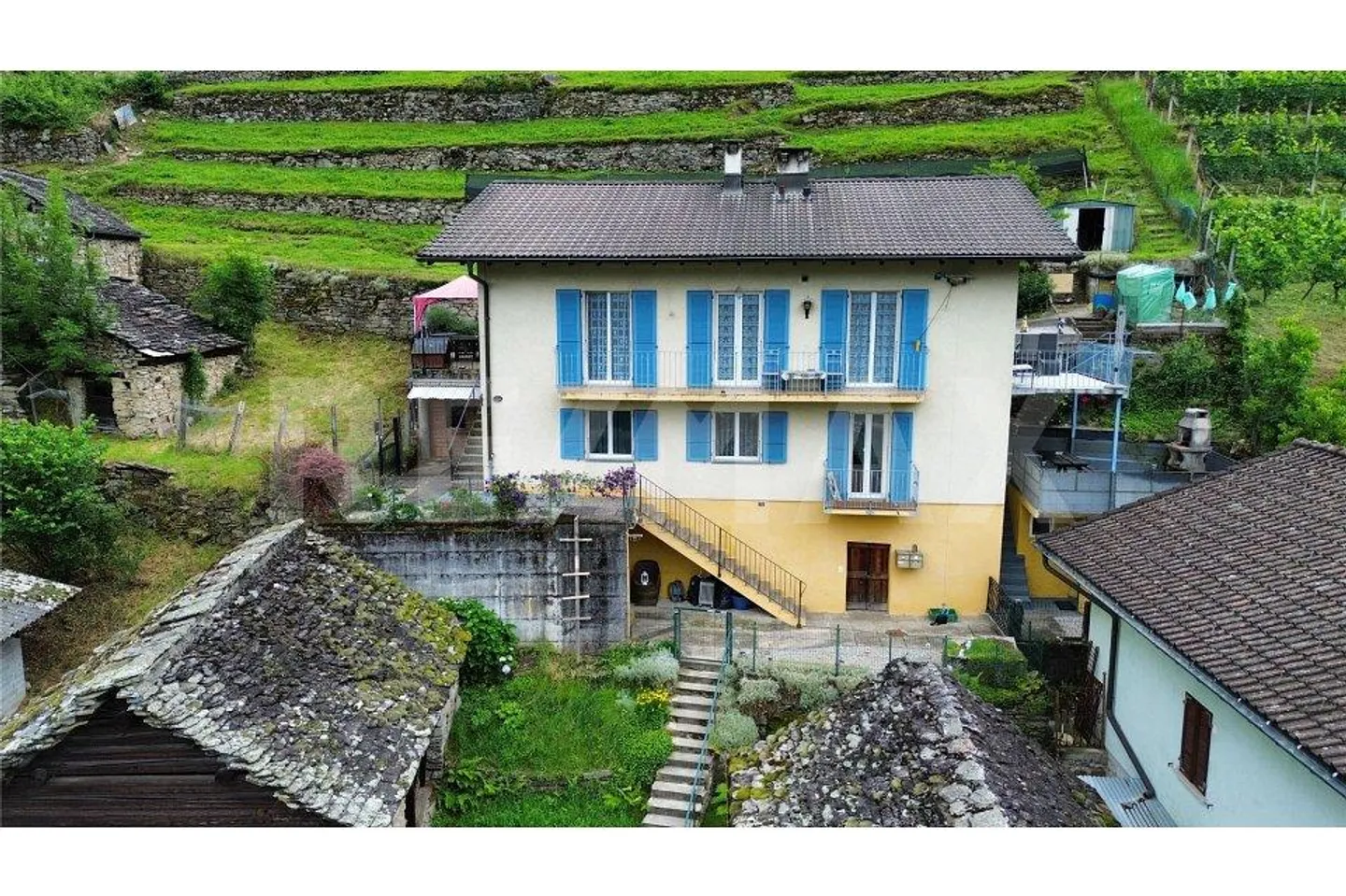 Maisons avec deux appartements et vue panoramique immergée dans la verdure - Photo 4 sur 13