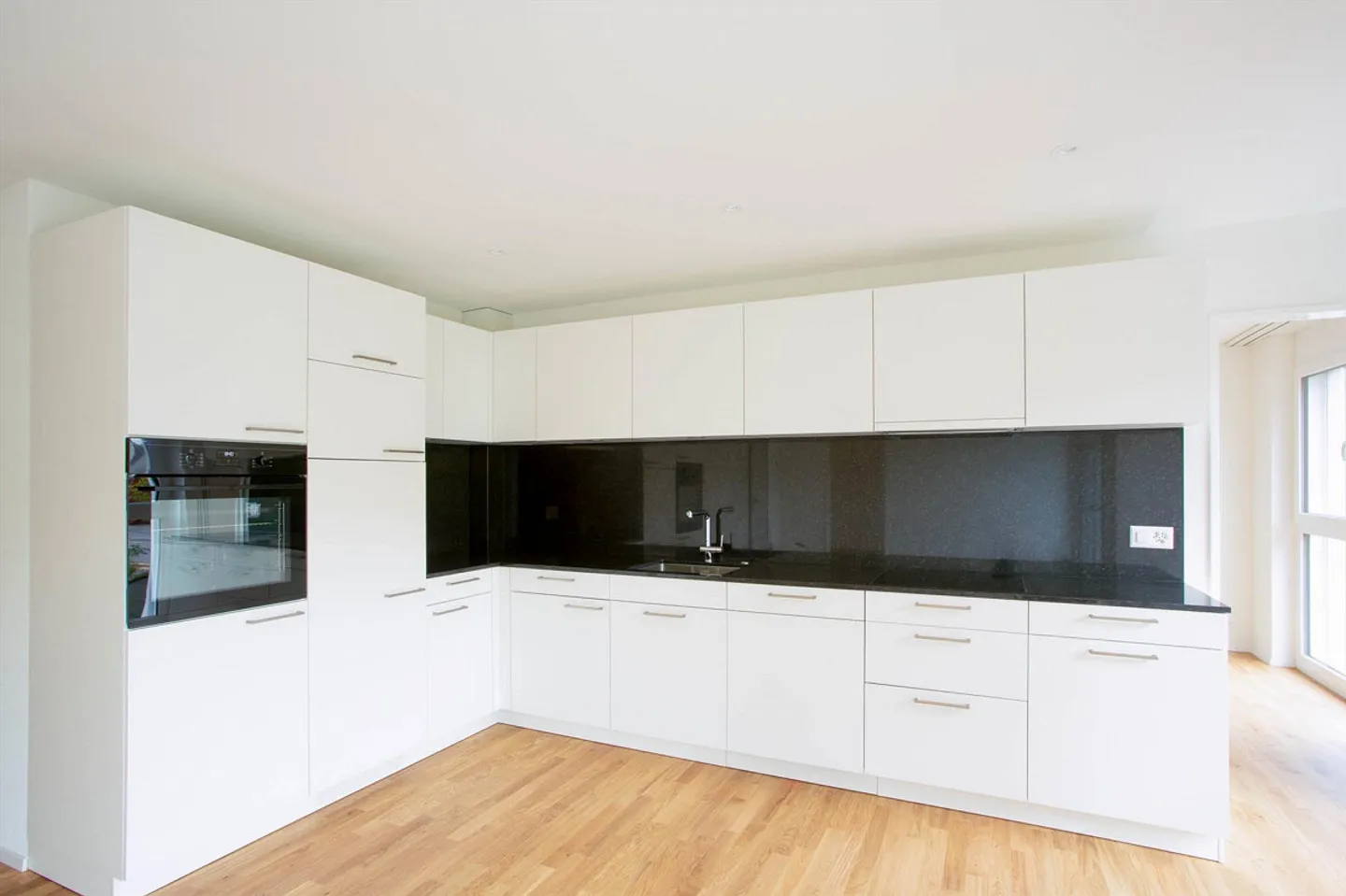 Appartement moderne de 3,5 pièces au standard de propriété au milieu de la verdure - Photo 2 sur 7