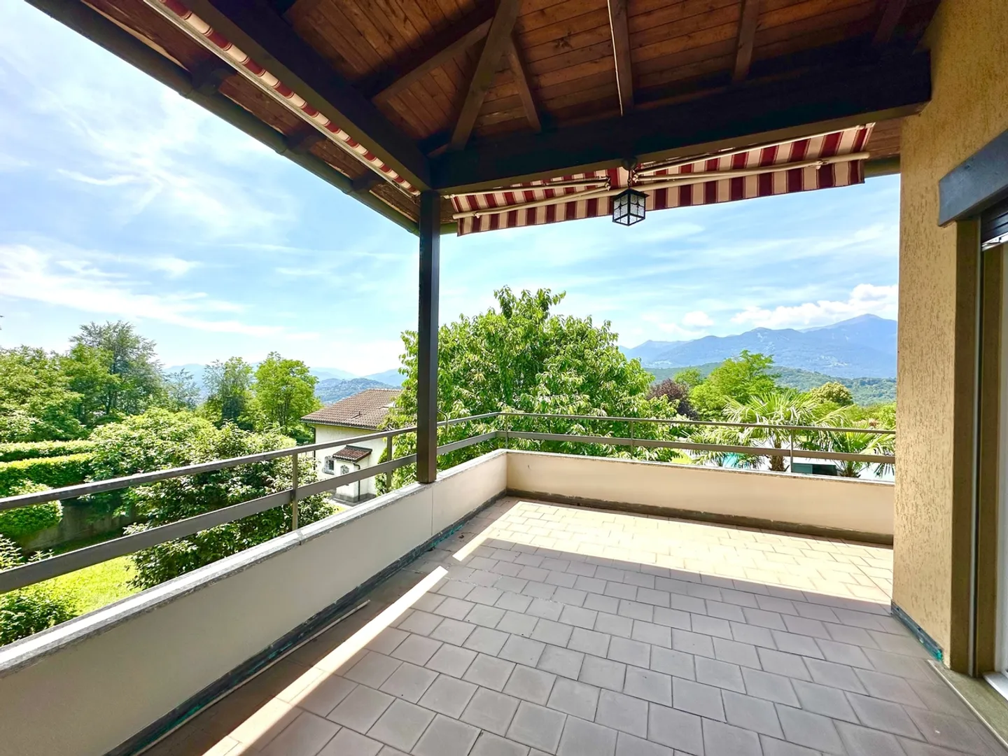 Fantastic Lugano villa with 9 rooms and breathtaking views - Photo 12 of 13