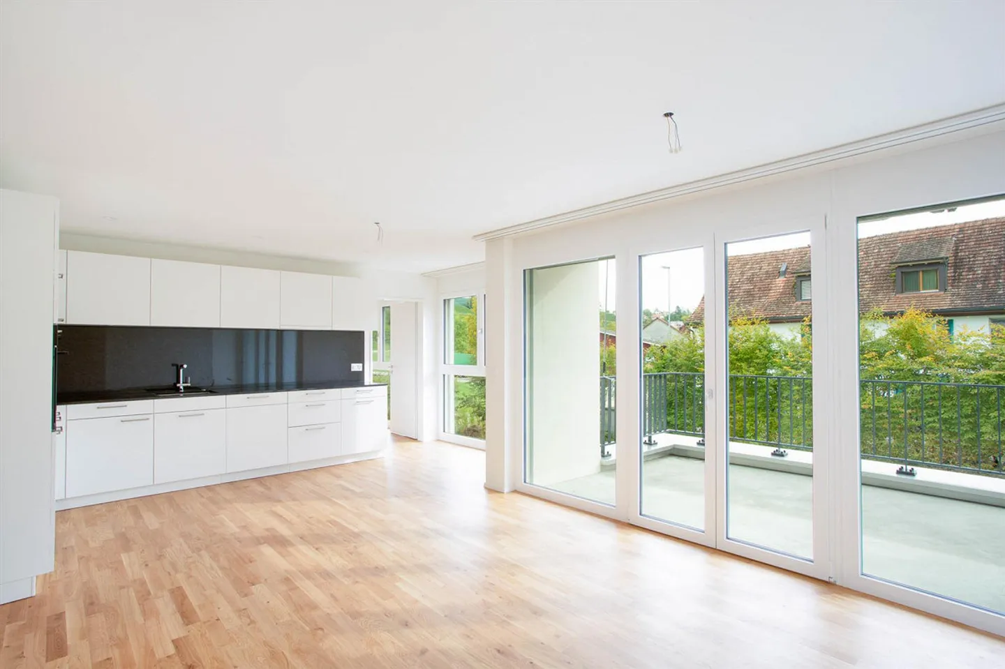 Appartement moderne de 3,5 pièces au standard de propriété au milieu de la verdure - Photo 3 sur 7