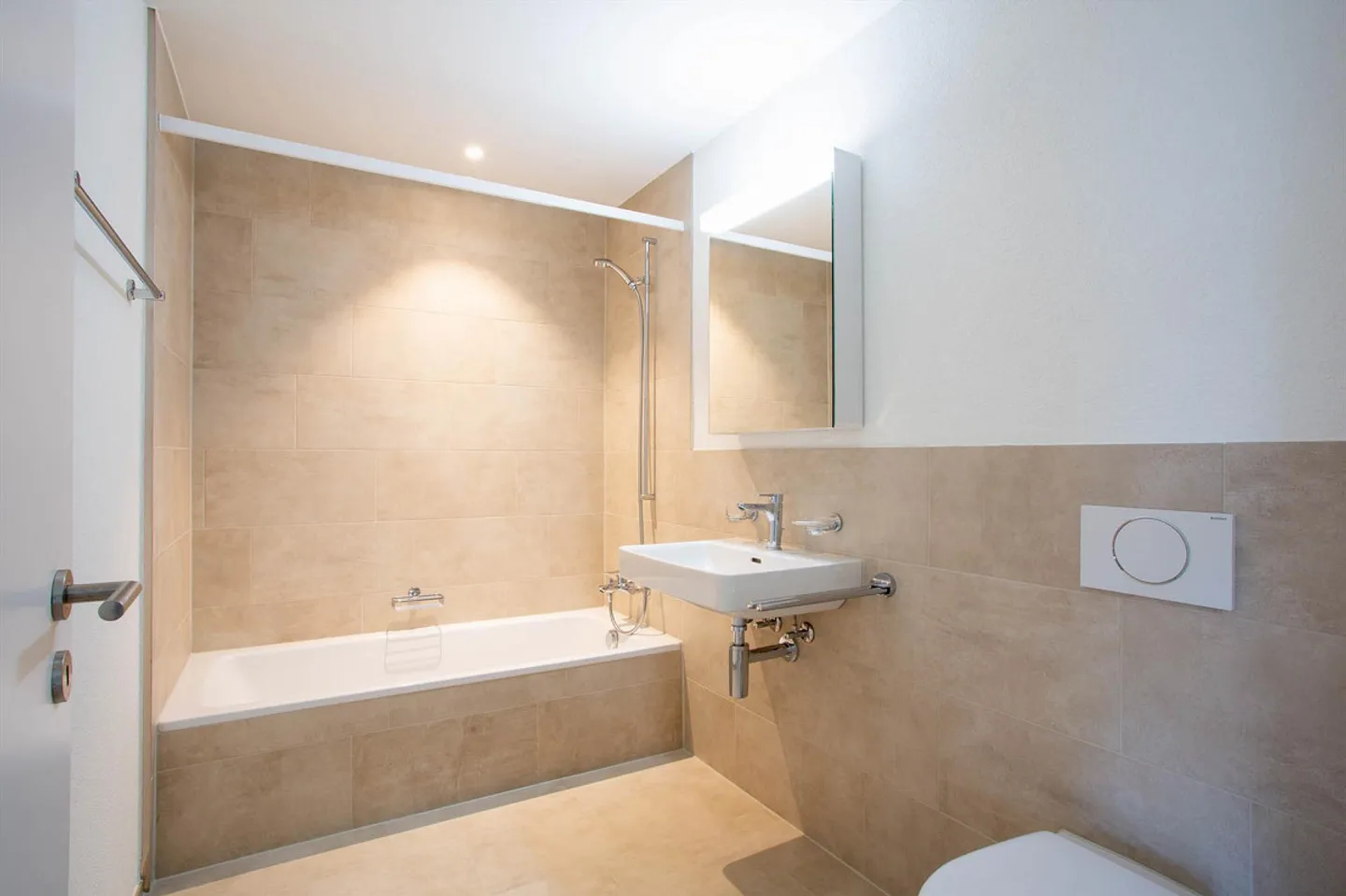 Appartement moderne de 3,5 pièces au standard de propriété au milieu de la verdure - Photo 4 sur 7