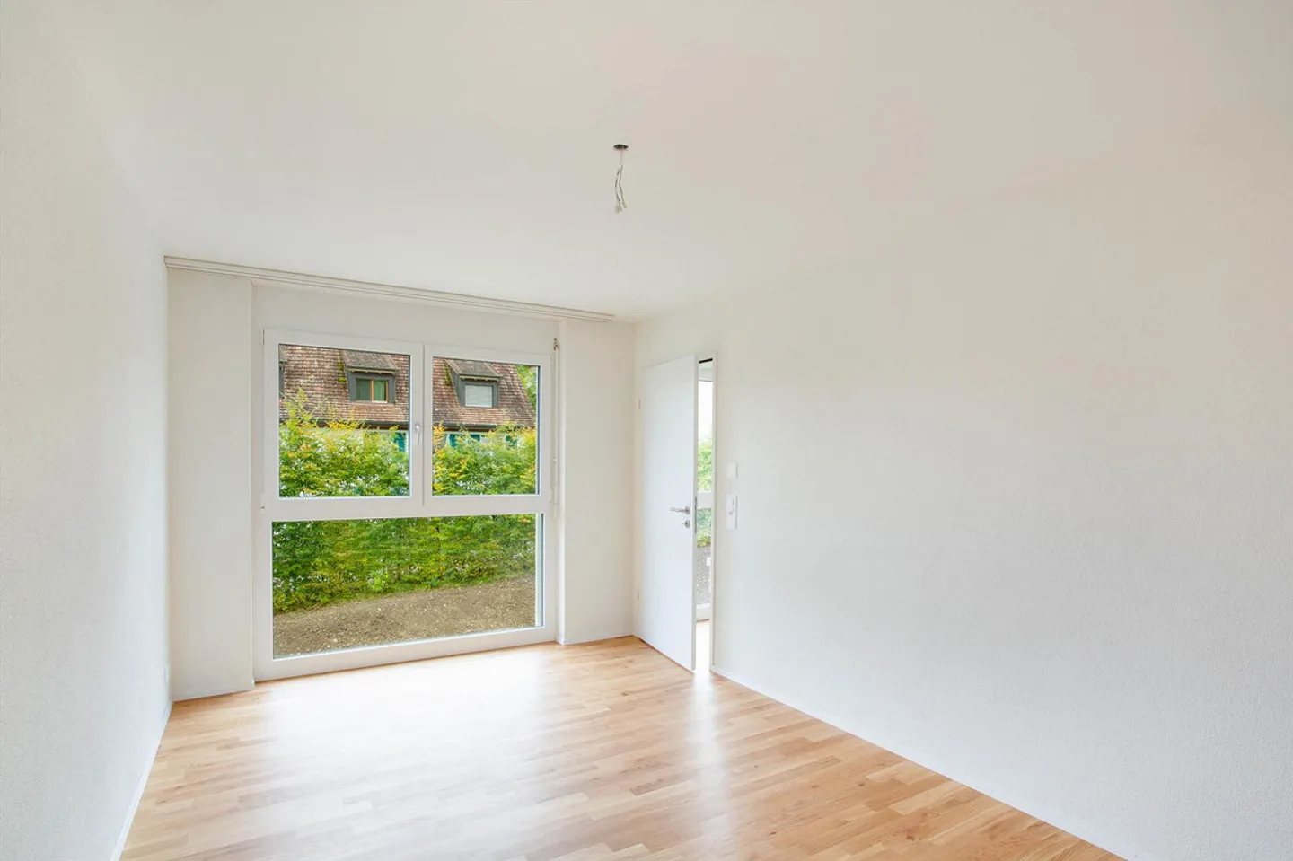 Appartement moderne de 3,5 pièces au standard de propriété au milieu de la verdure - Photo 6 sur 7
