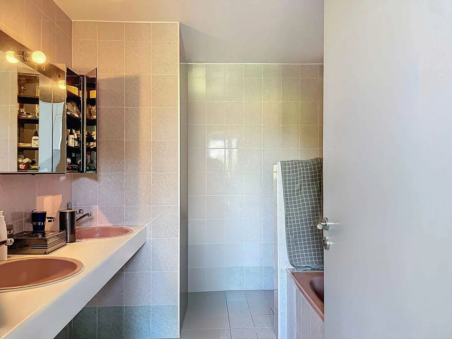 Villa a schiera moderna – Volume, luce e discrezione, a 15 minuti da Losanna - Foto 7 di 13