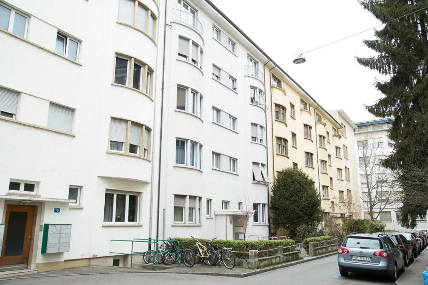 In una tranquilla strada laterale - Foto 1 di 7