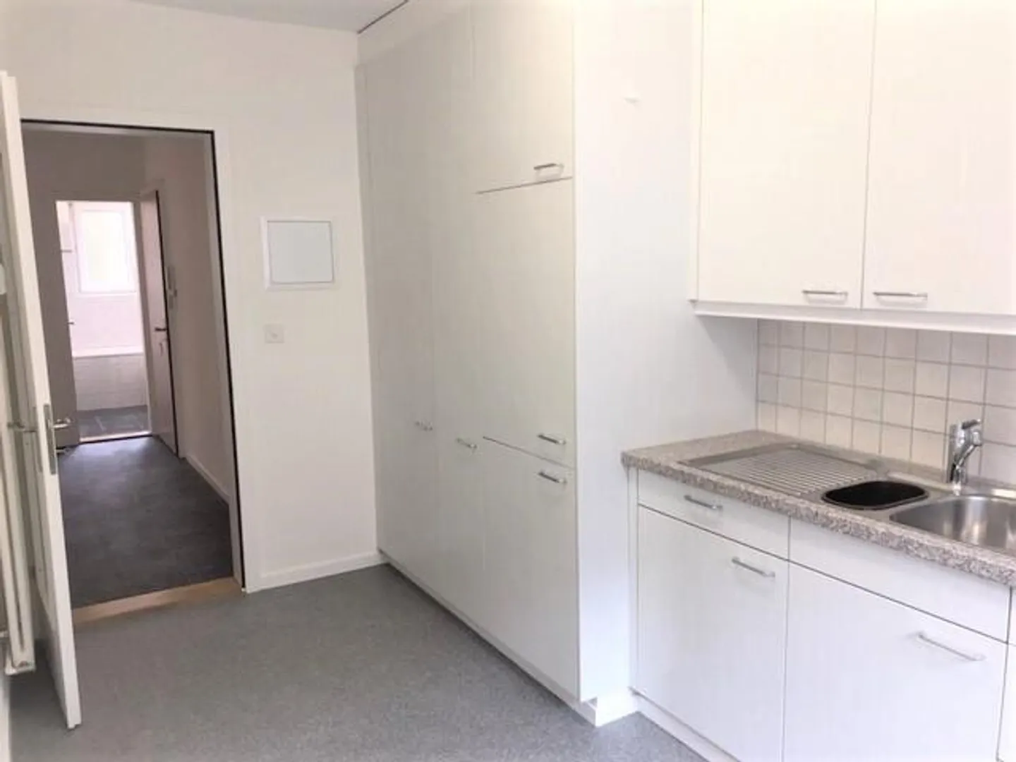 In una tranquilla strada laterale - Foto 6 di 7