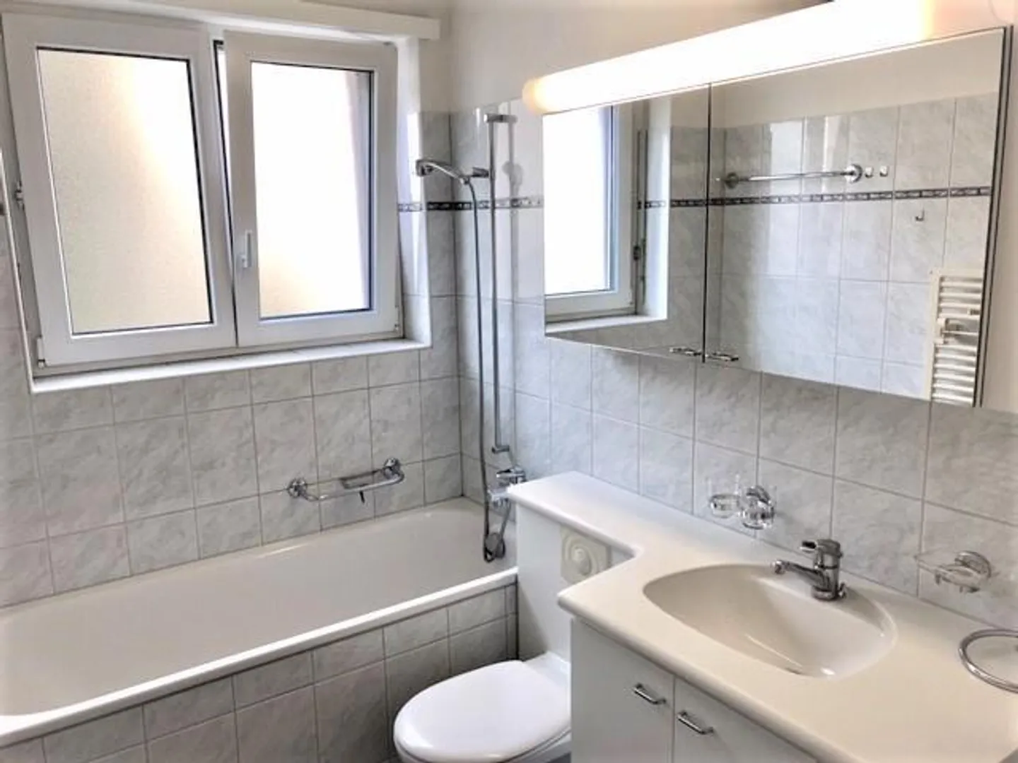 In una tranquilla strada laterale - Foto 7 di 7