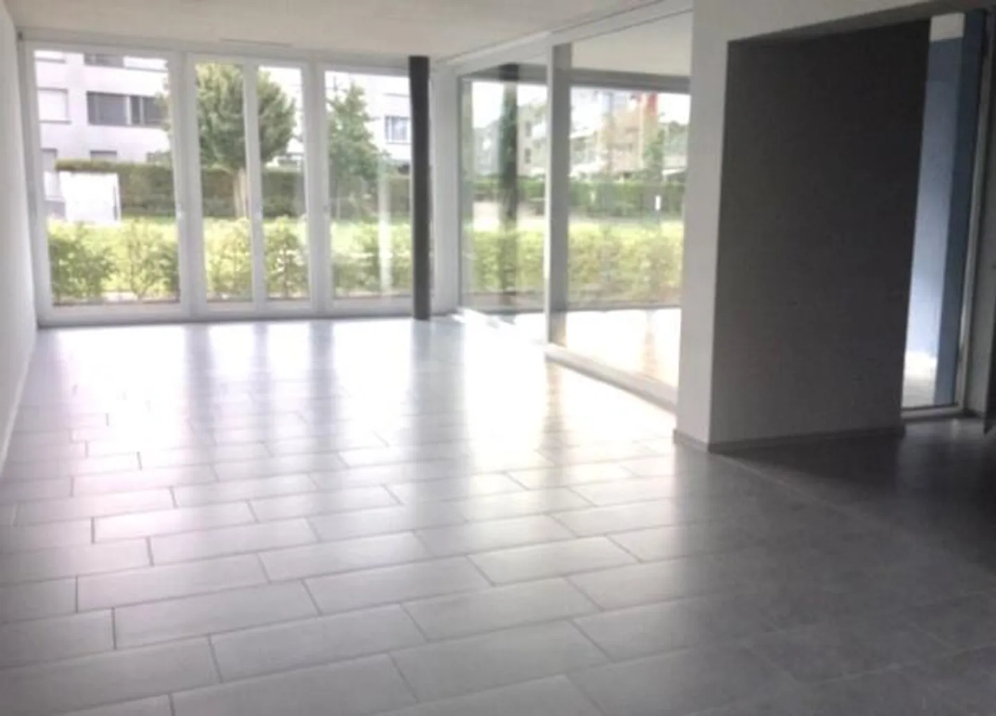 Appartement moderne de 2,5 pièces - Photo 3 sur 8
