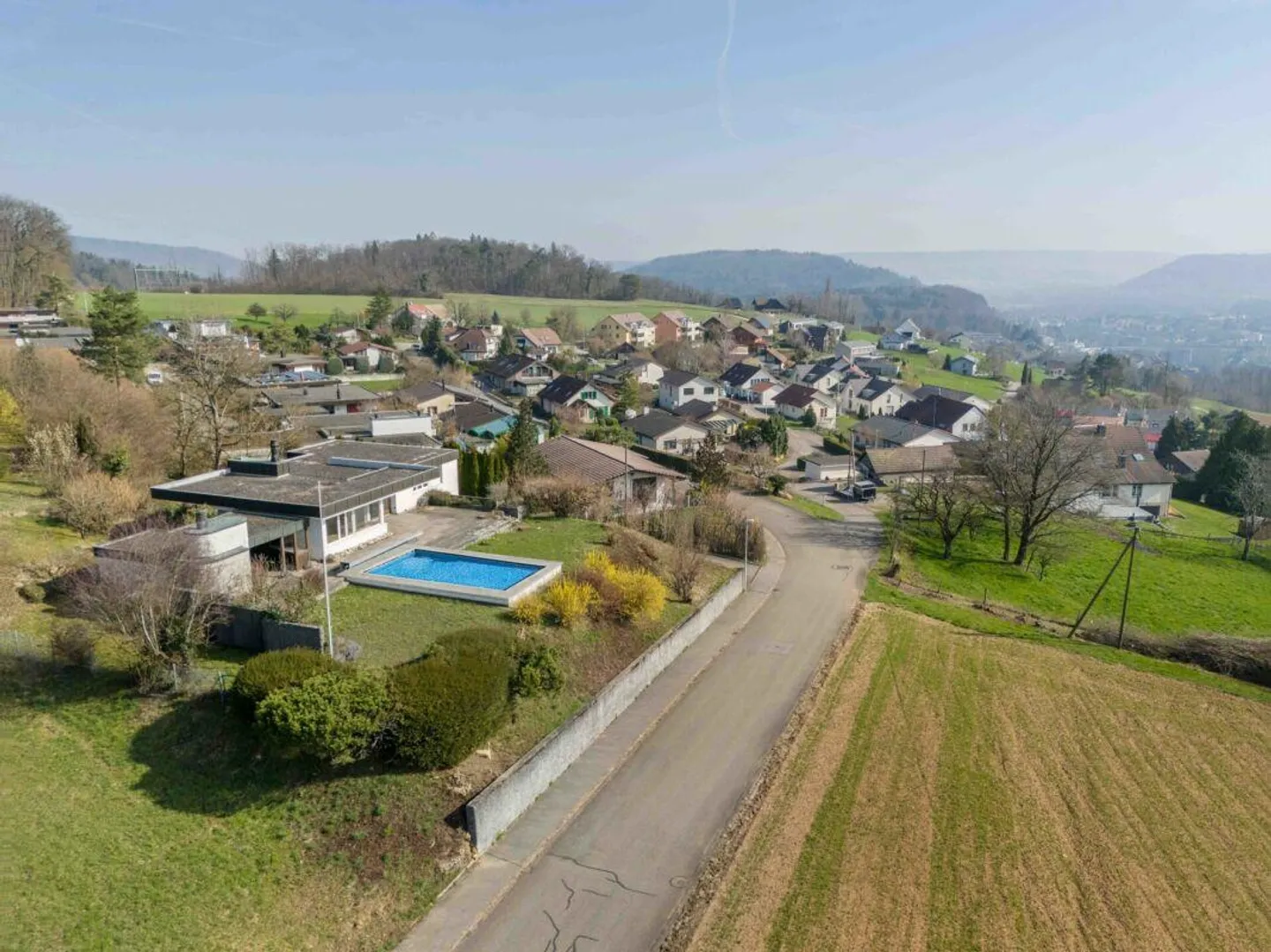 Casa unifamiliare in stile Bauhaus con area piscina in una posizione unica e libera - Foto 2 di 24