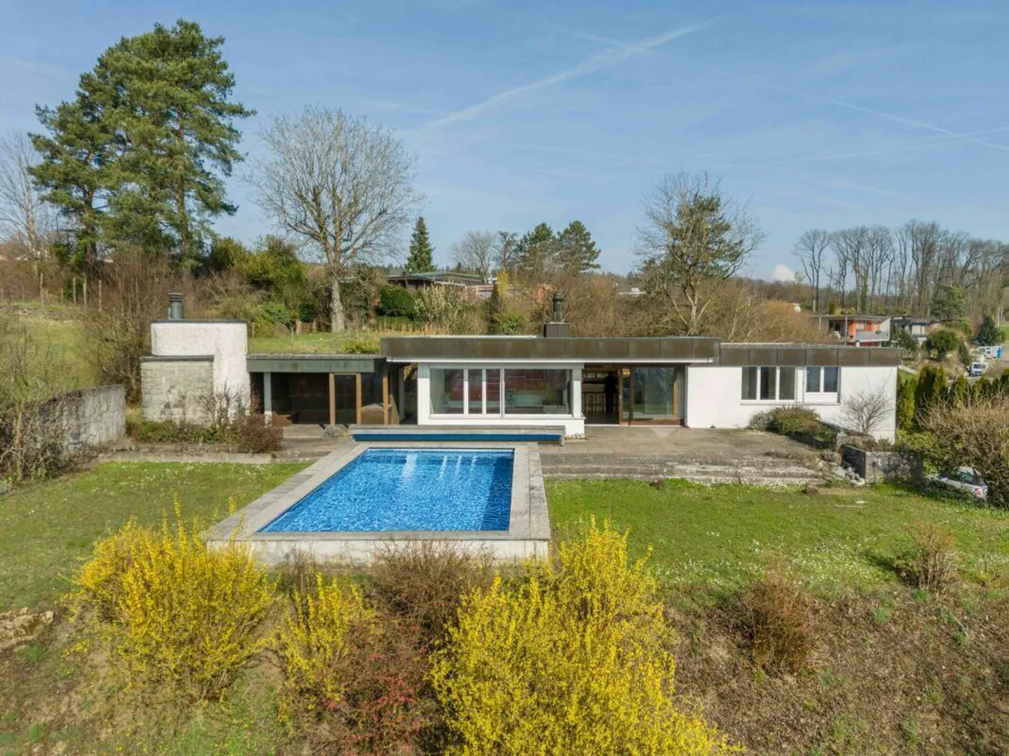 Casa unifamiliare in stile Bauhaus con area piscina in una posizione unica e libera - Foto 3 di 24