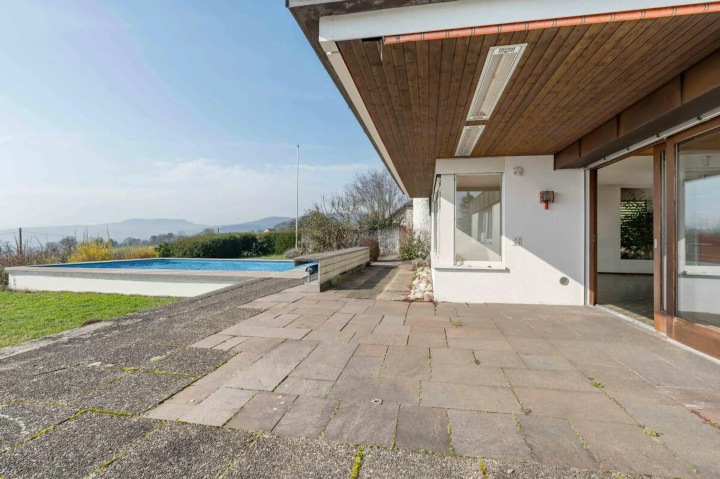 Casa unifamiliare in stile Bauhaus con area piscina in una posizione unica e libera - Foto 4 di 24