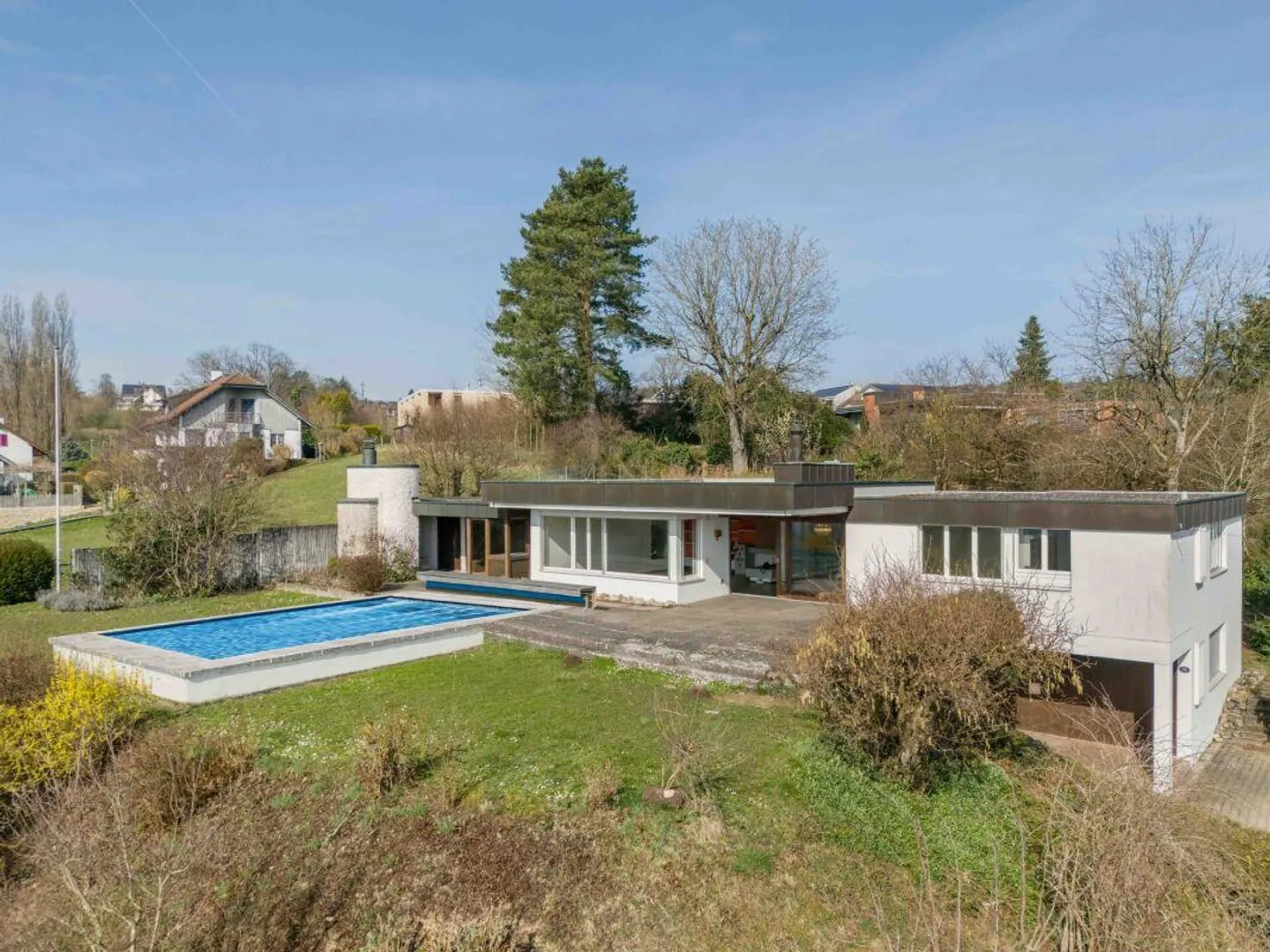 Casa unifamiliare in stile Bauhaus con area piscina in una posizione unica e libera - Foto 1 di 24