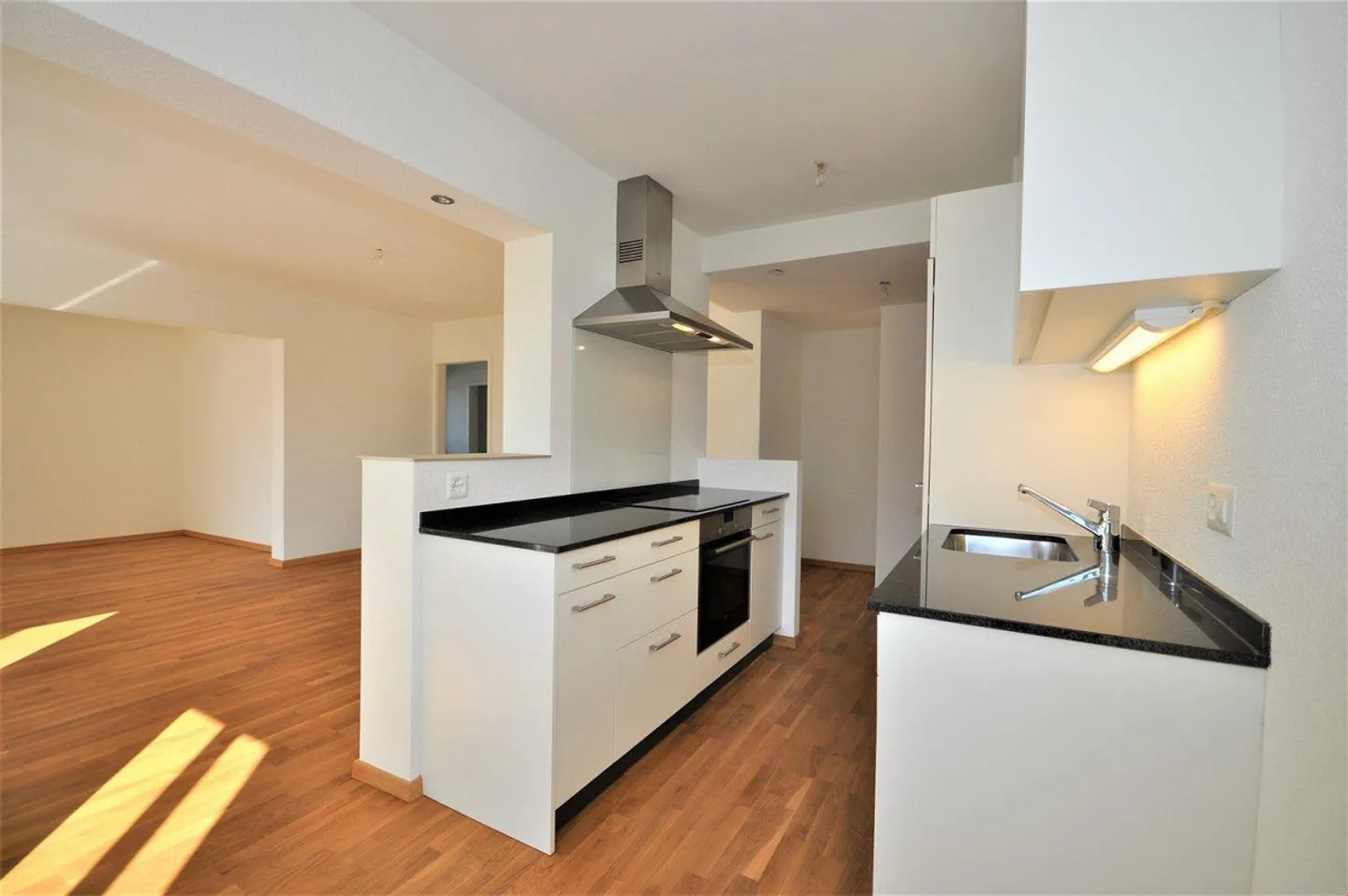 Moderno appartamento di 2,5 stanze con balcone - situato in una zona tranquilla a Muttenz - Foto 2 di 10