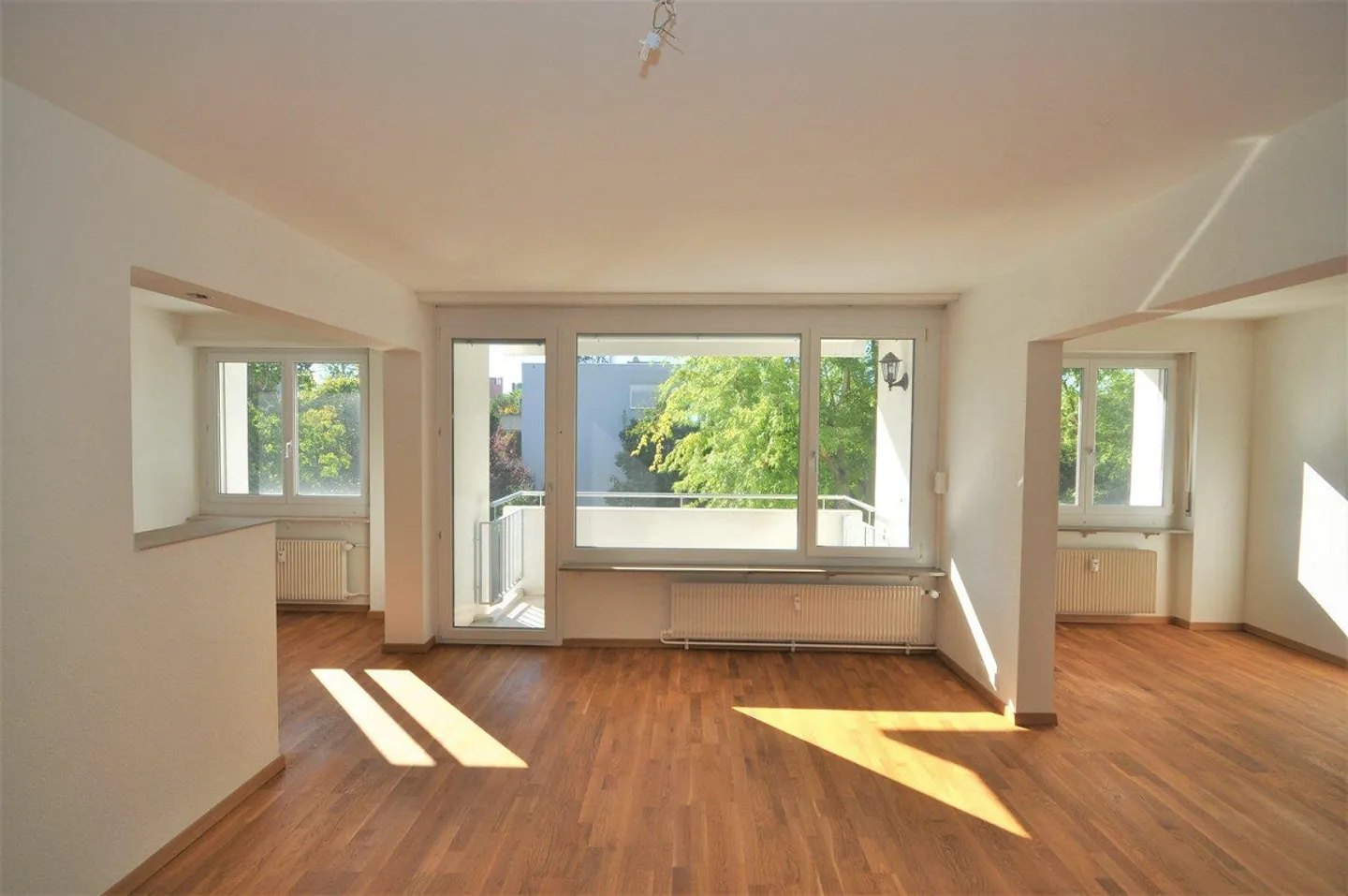 Moderno appartamento di 2,5 stanze con balcone - situato in una zona tranquilla a Muttenz - Foto 3 di 10