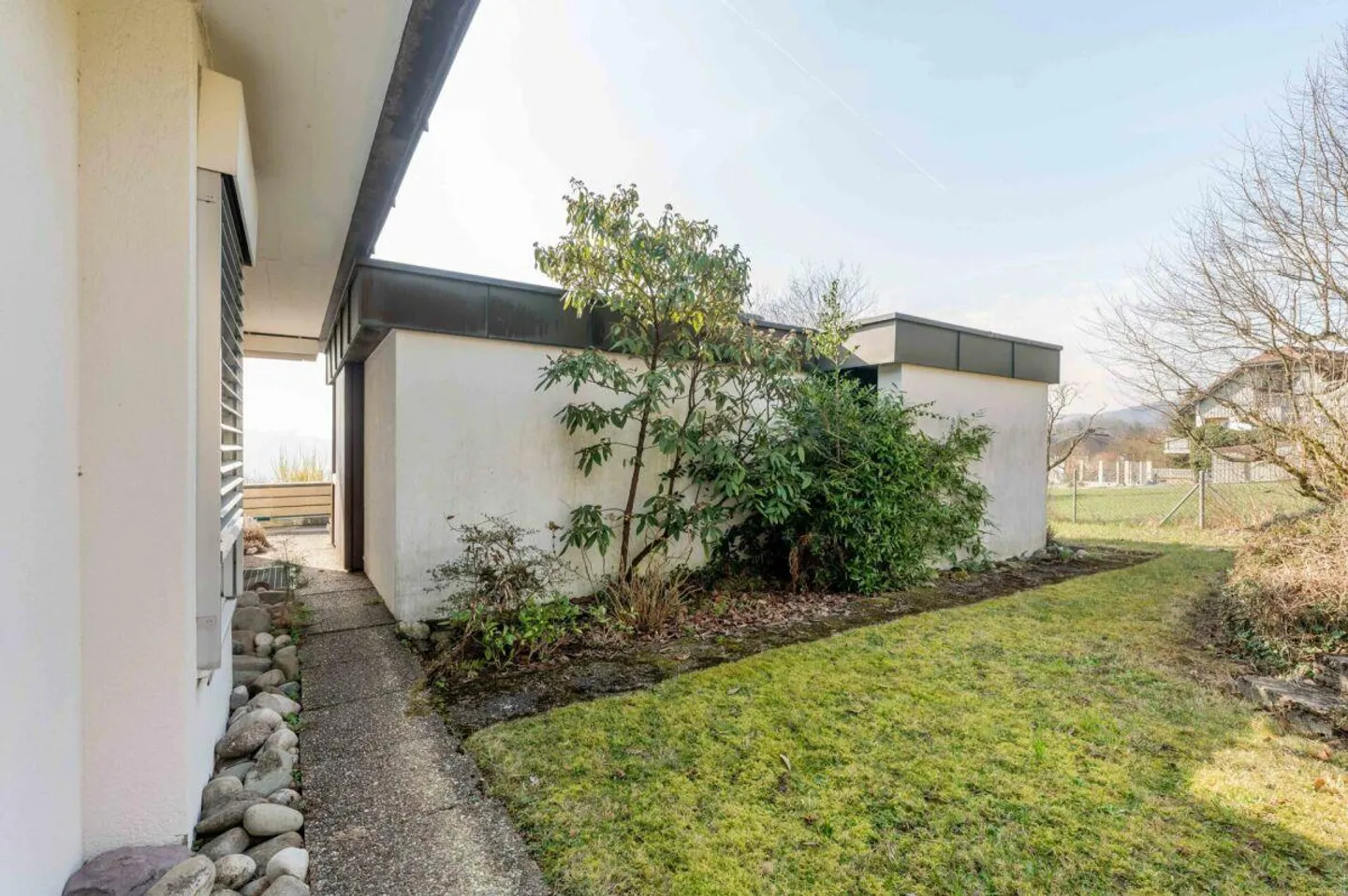 Casa unifamiliare in stile Bauhaus con area piscina in una posizione unica e libera - Foto 17 di 24