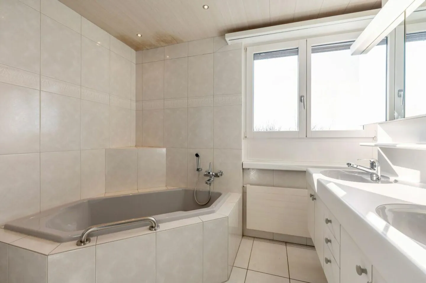 Casa unifamiliare in stile Bauhaus con area piscina in una posizione unica e libera - Foto 11 di 24