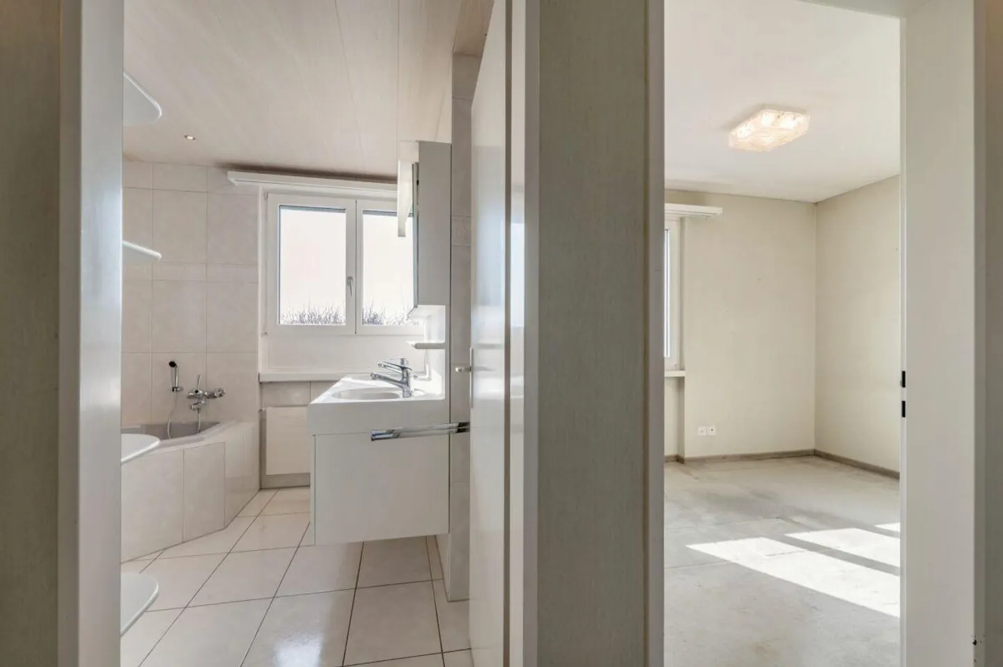 Casa unifamiliare in stile Bauhaus con area piscina in una posizione unica e libera - Foto 12 di 24