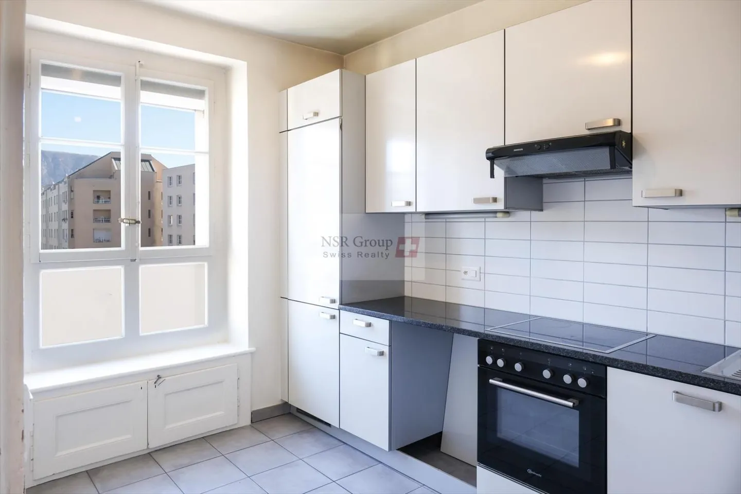 Wohnung mit Balkon und freiem Blick, großes Renovierungspotenzial - Foto 2 von 5