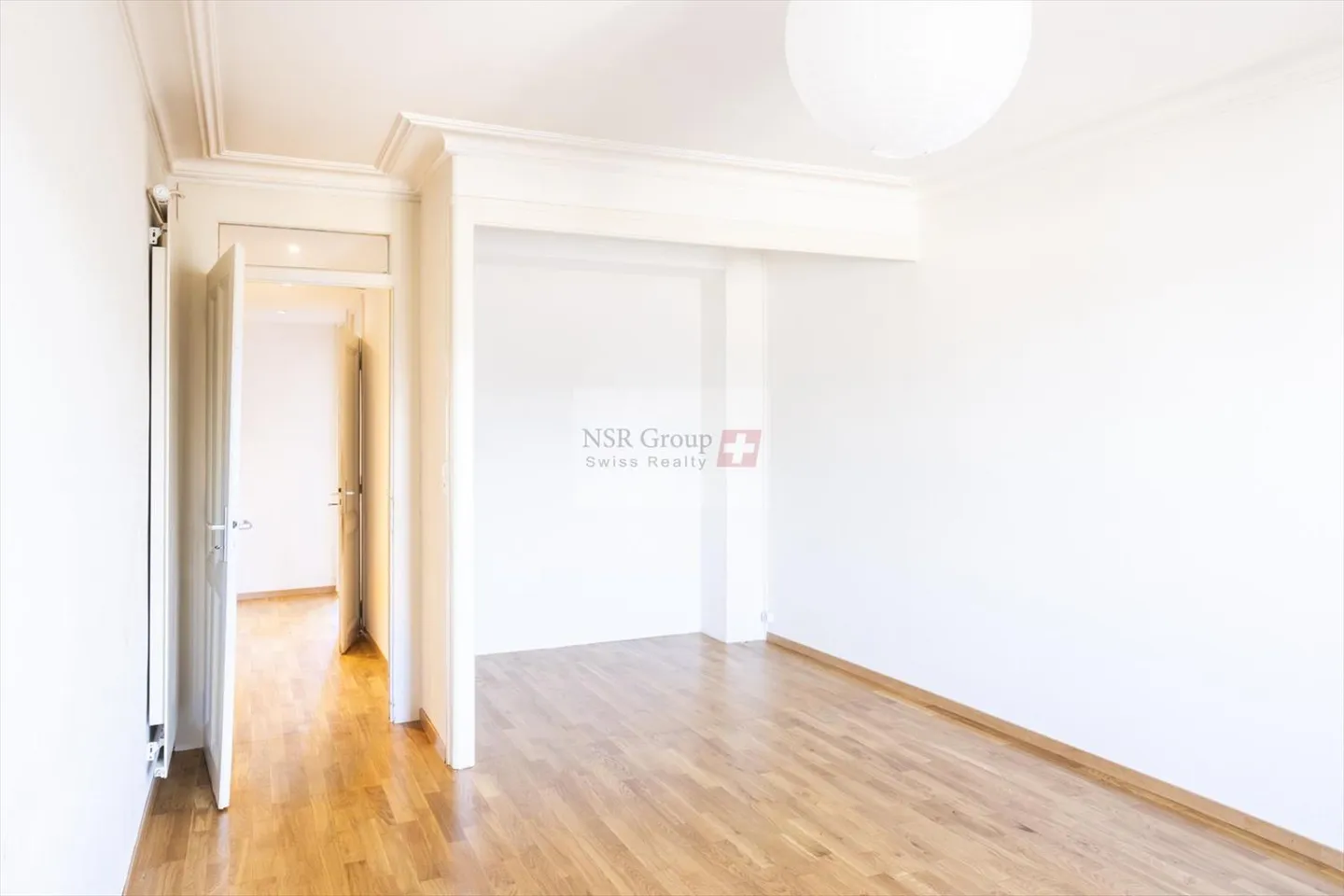 Wohnung mit Balkon und freiem Blick, großes Renovierungspotenzial - Foto 3 von 5