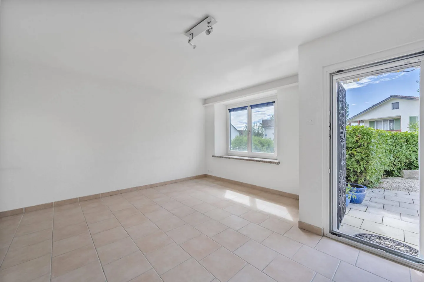 ATTRACTIVE SEMI-DETACHED HOUSE IN FAMILY-FRIENDLY LOCATION - Photo 3 of 5