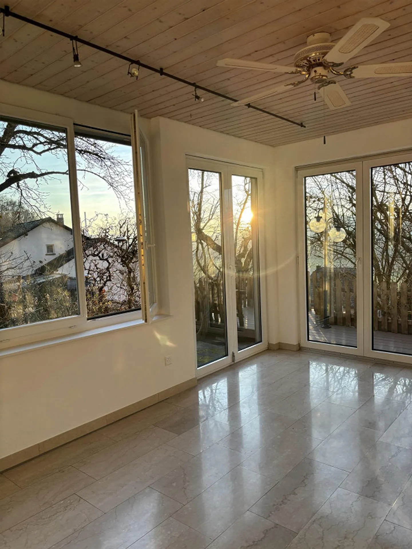 Traumhafte 6,0 Zimmer-Wohnung mit Wintergarten und grosser Terrasse - Photo 1 of 10