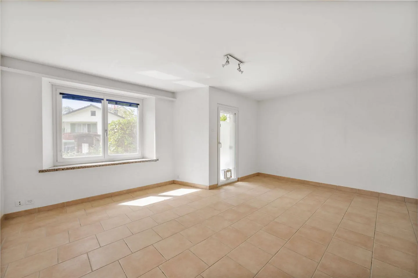 ATTRACTIVE SEMI-DETACHED HOUSE IN FAMILY-FRIENDLY LOCATION - Photo 4 of 5