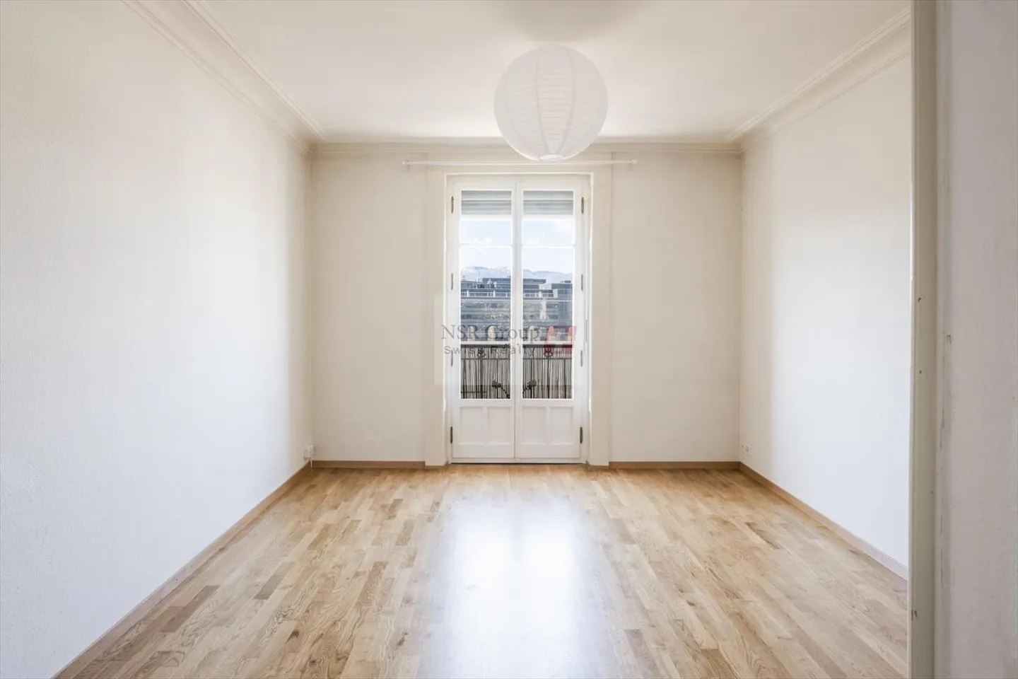 Wohnung mit Balkon und freiem Blick, großes Renovierungspotenzial - Foto 1 von 5
