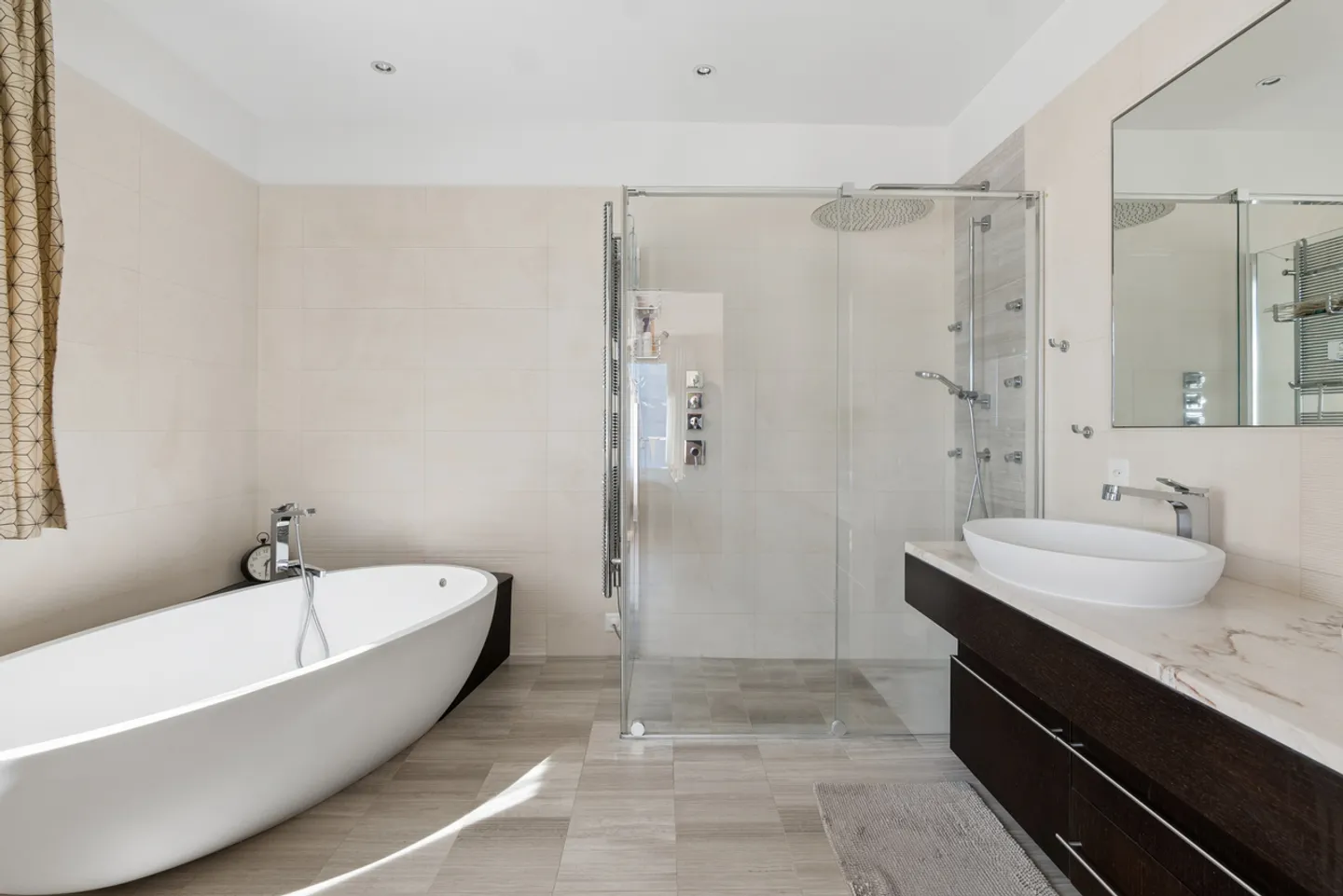 Uncertain Times: Your Safe Haven in the Heart of Switzerland - Photo 13 of 22