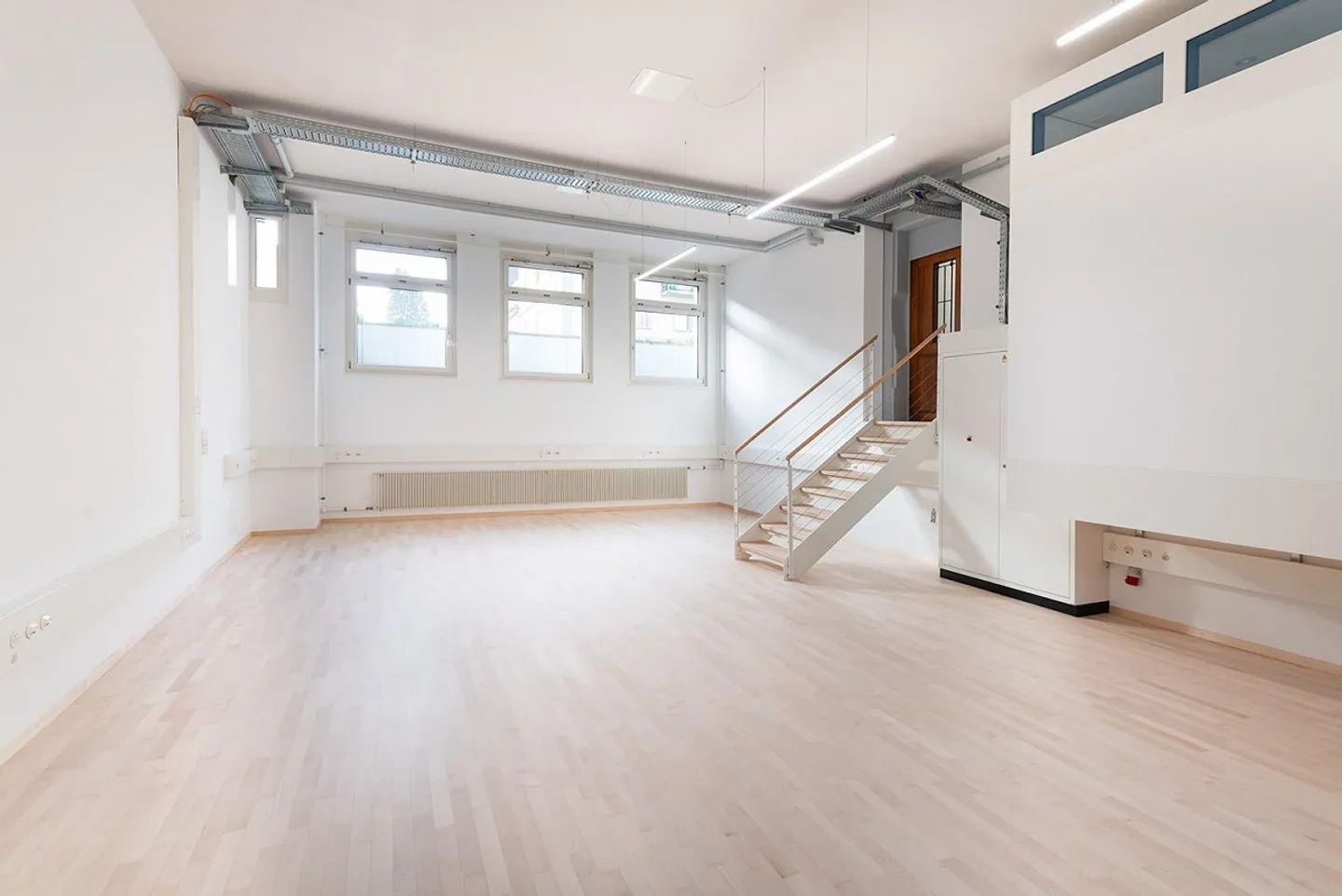 Bureau, atelier, showroom, salle de cours, WC séparé, hauteur de 4m magnifiquement aménagé - Photo 2 sur 13