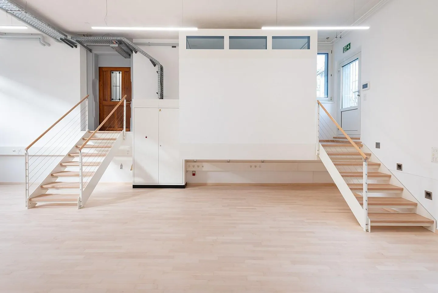 Bureau, atelier, showroom, salle de cours, WC séparé, hauteur de 4m magnifiquement aménagé - Photo 7 sur 13