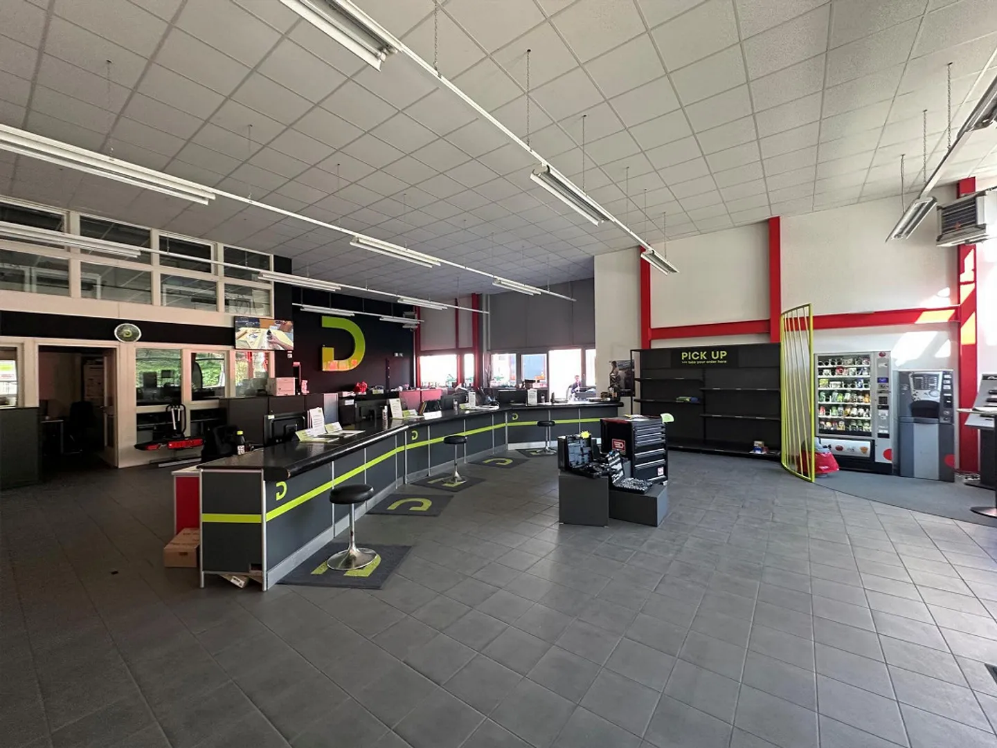 Spacious commercial and logistics area in a strategic location - Photo 2 of 15