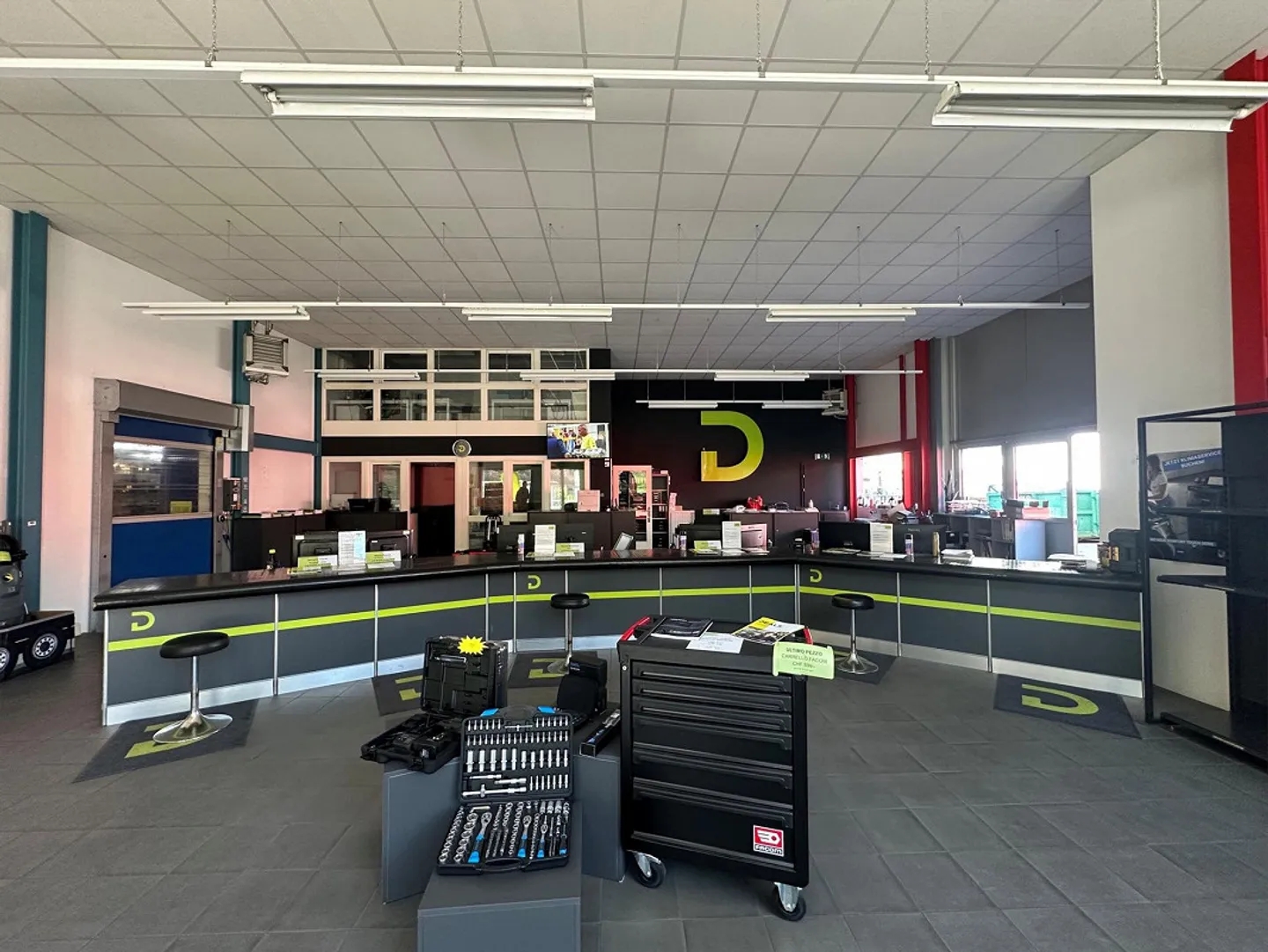 Spacious commercial and logistics area in a strategic location - Photo 3 of 15