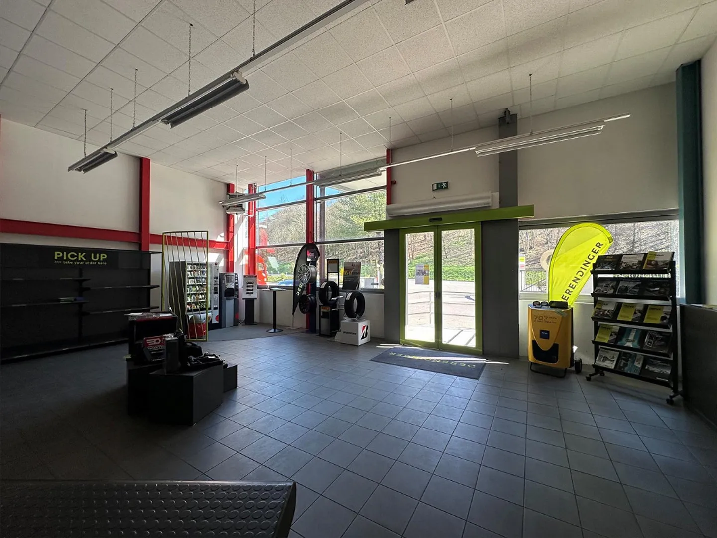 Spacious commercial and logistics area in a strategic location - Photo 4 of 15