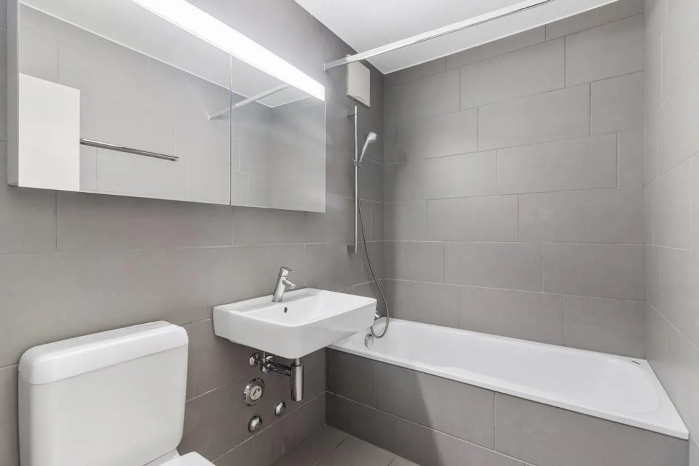 Your new home in a light-filled apartment! - Photo 3 of 8