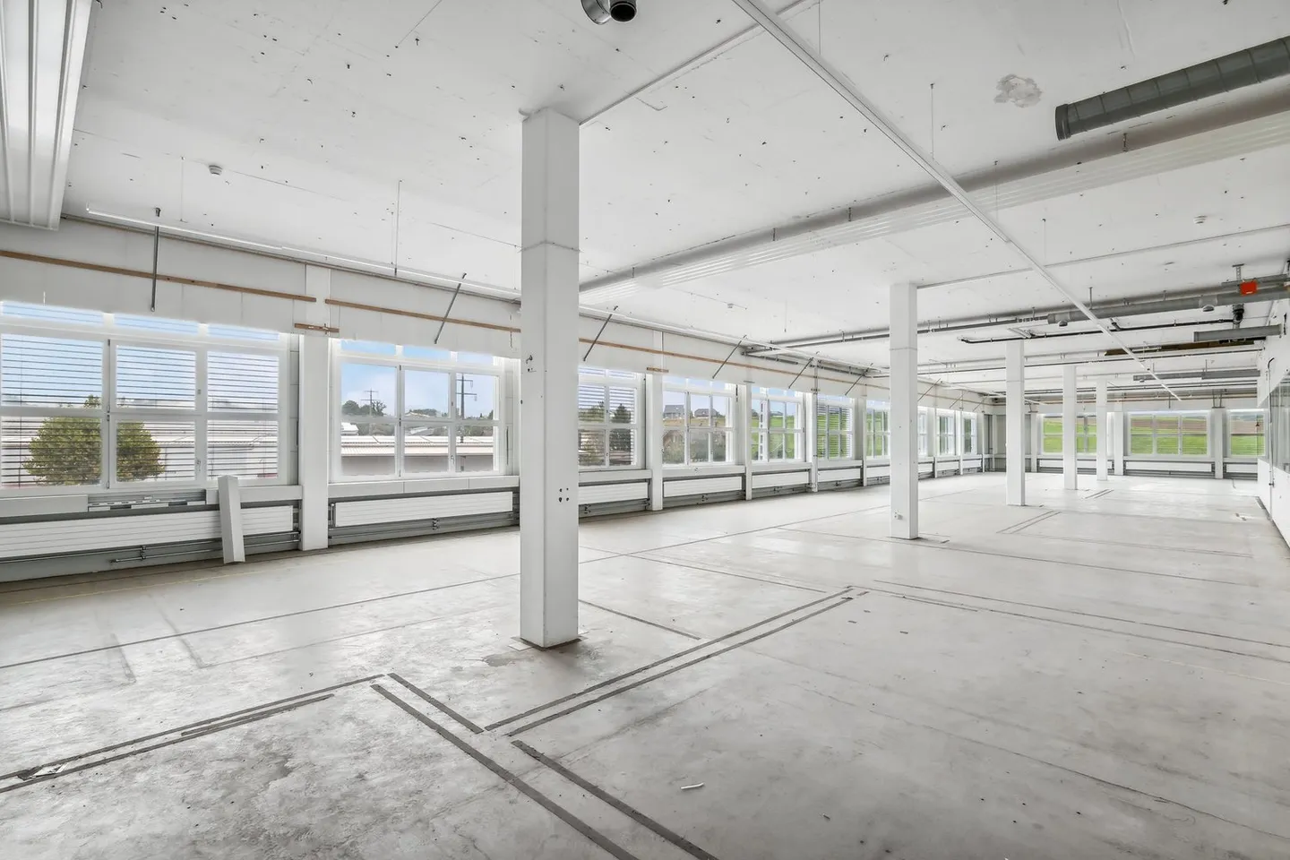Mixed-use building for rent - Photo 1 of 8