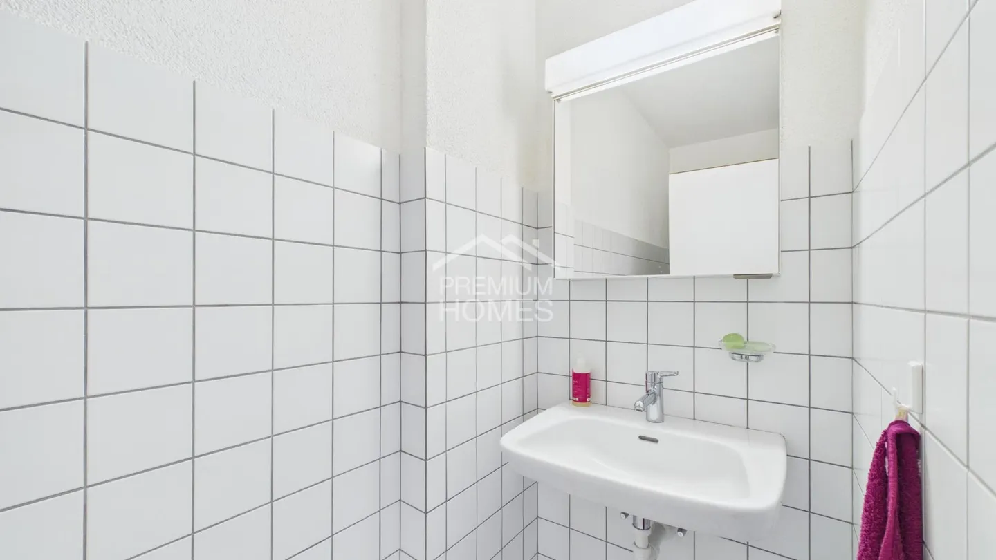 Spacious Duplex Home with Garden - Photo 12 of 13