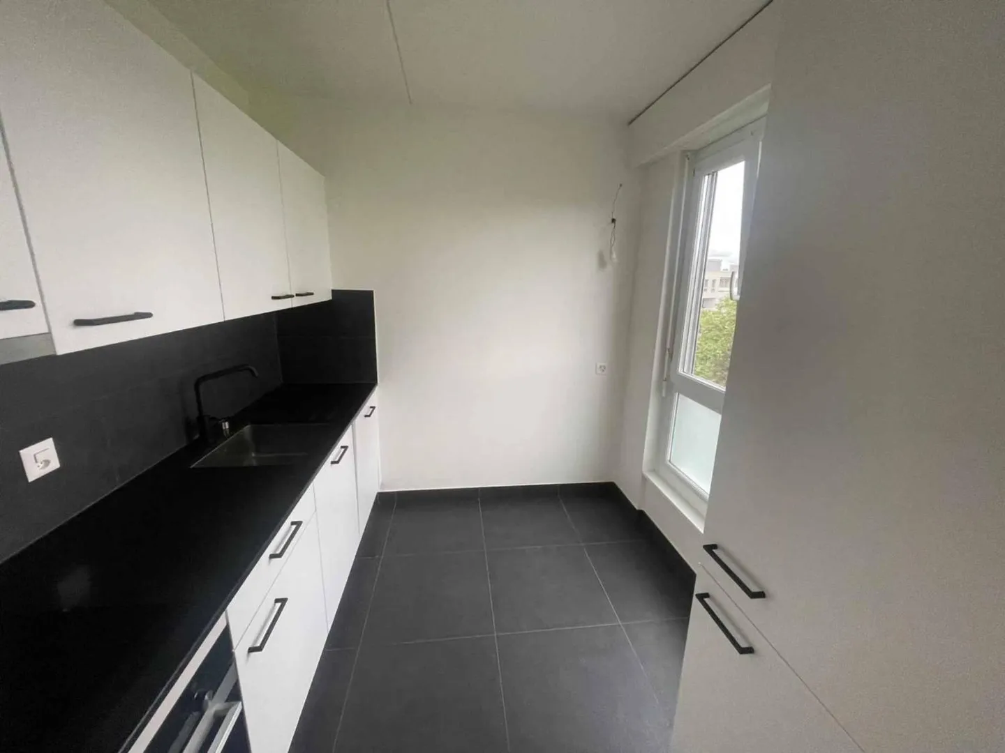 Charmant Appartement Rénové - Photo 3 sur 7