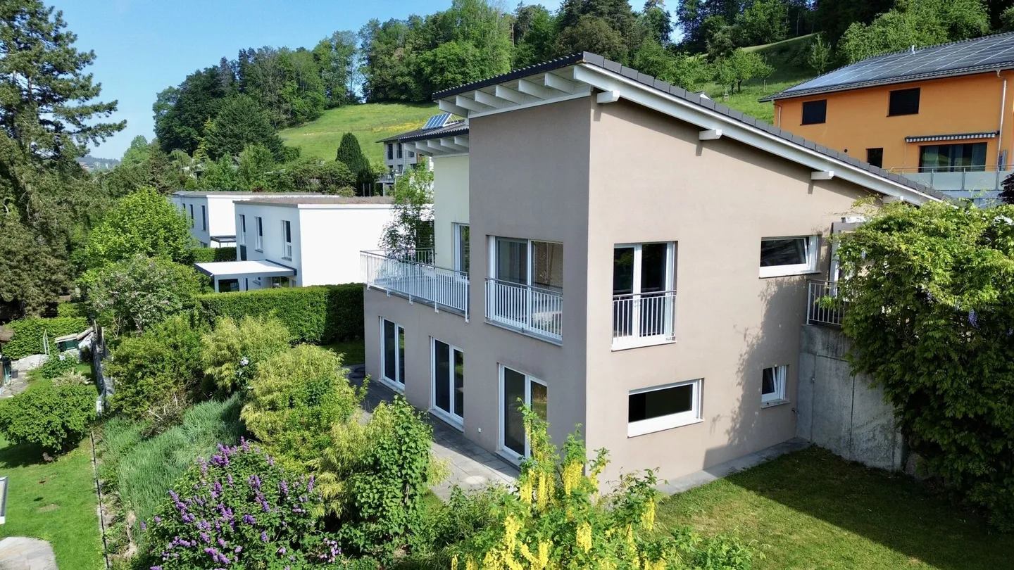 Vivere esclusivo in una posizione collinare soleggiata con vista panoramica - Foto 1 di 15