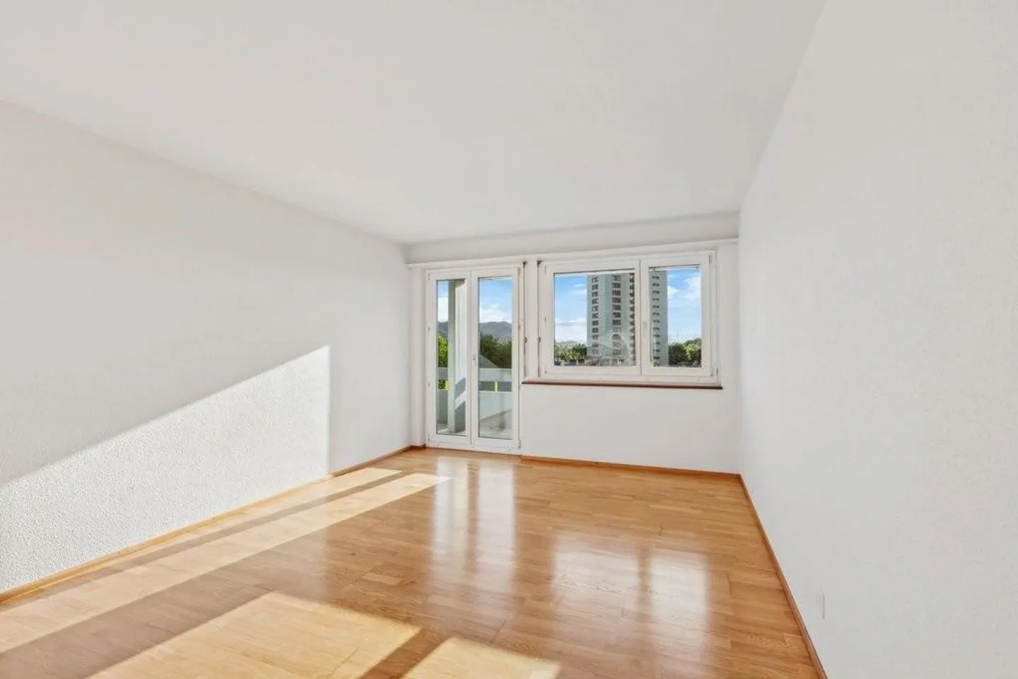 3-Zimmer-Wohnung mit Balkon und Aussicht - Top Lage in Lenzburg - Foto 3 von 10