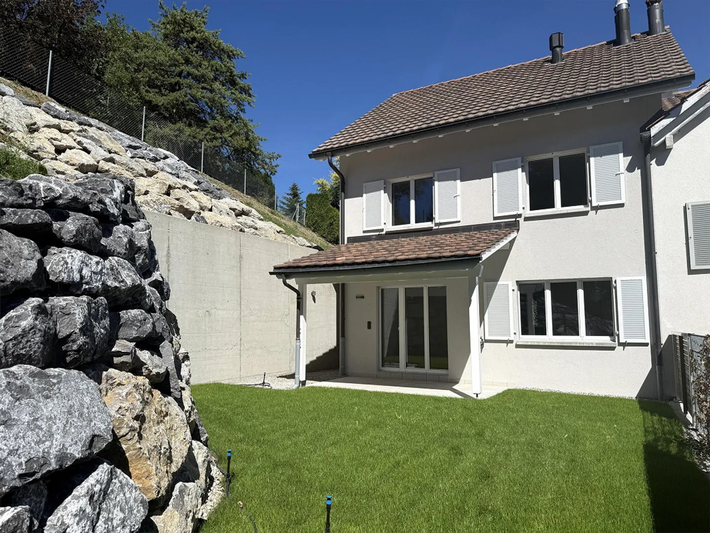 Maison jumelée rénovée de 5,5 pièces dans un emplacement calme - Photo 1 sur 17