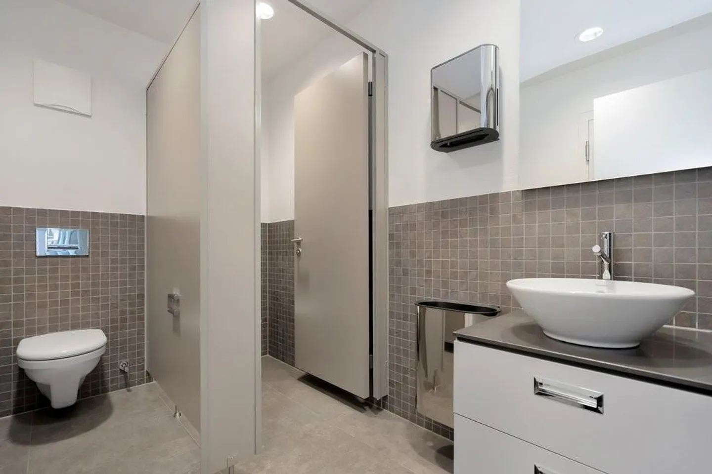 Bureau et espaces de pratique bien connectés à Wabern - Photo 7 sur 9