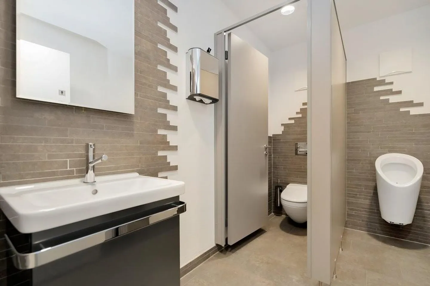 Bureau et espaces de pratique bien connectés à Wabern - Photo 8 sur 9
